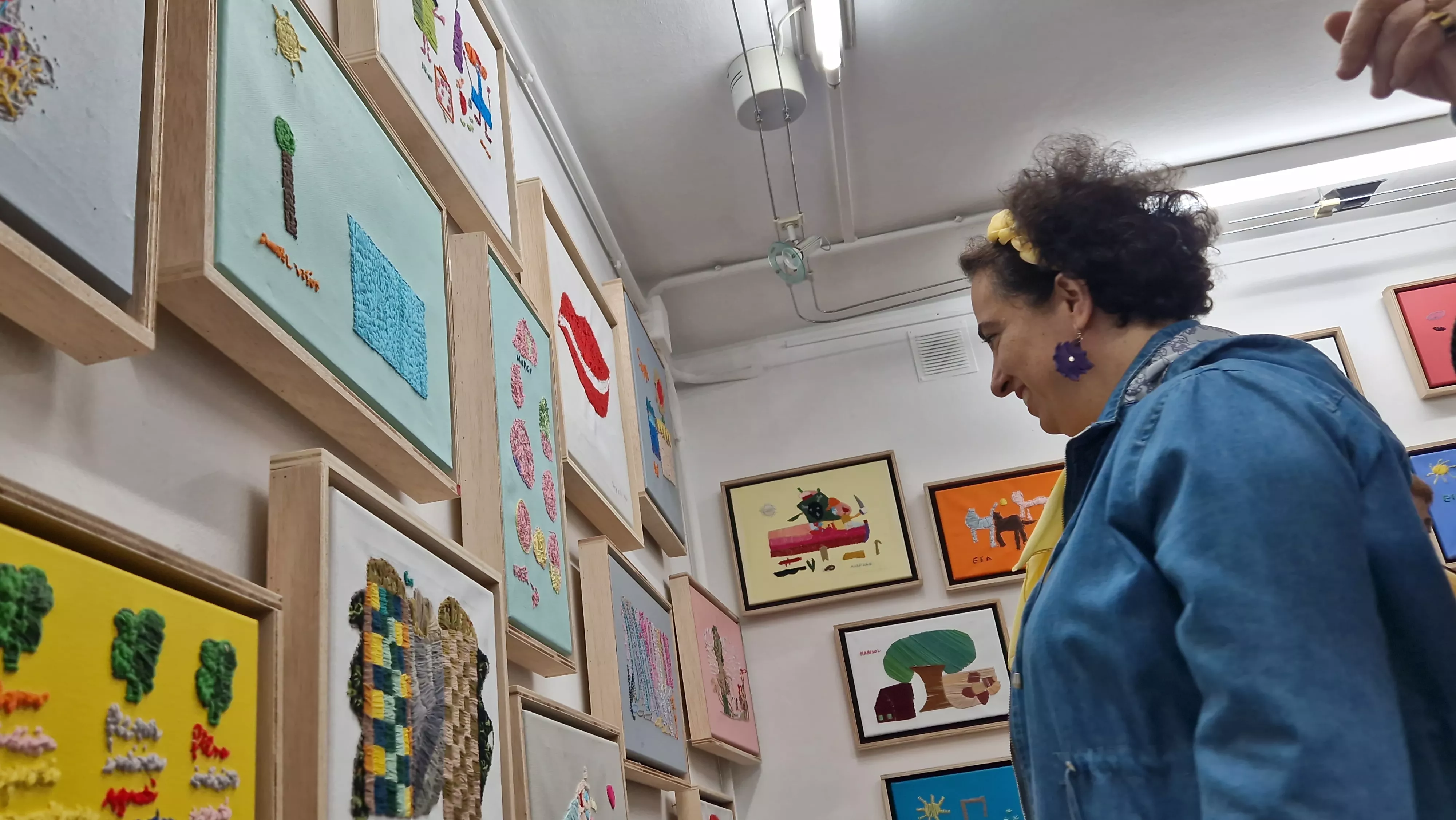 Exposición 'Bordado sobre lienzo' de Valentia en la librería Anónima. Foto Myriam Martínez