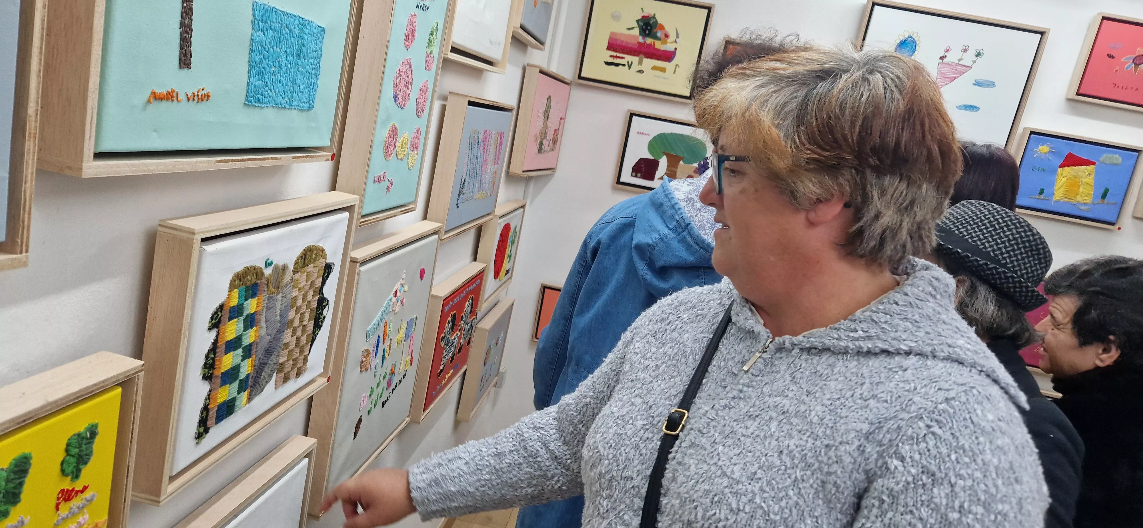 Exposición 'Bordado sobre lienzo' de Valentia en la librería Anónima. Foto Myriam Martínez