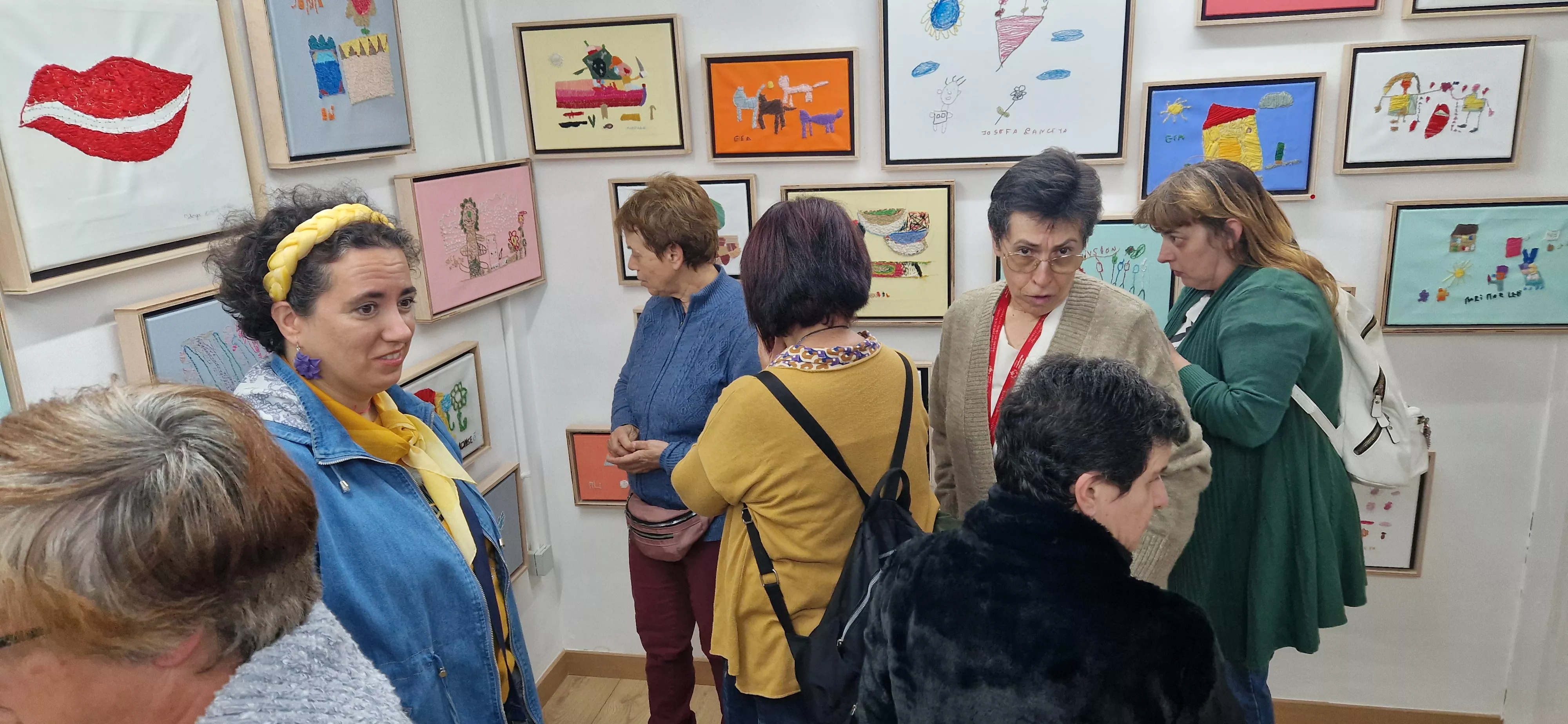 Exposición 'Bordado sobre lienzo' de Valentia en la librería Anónima. Foto Myriam Martínez