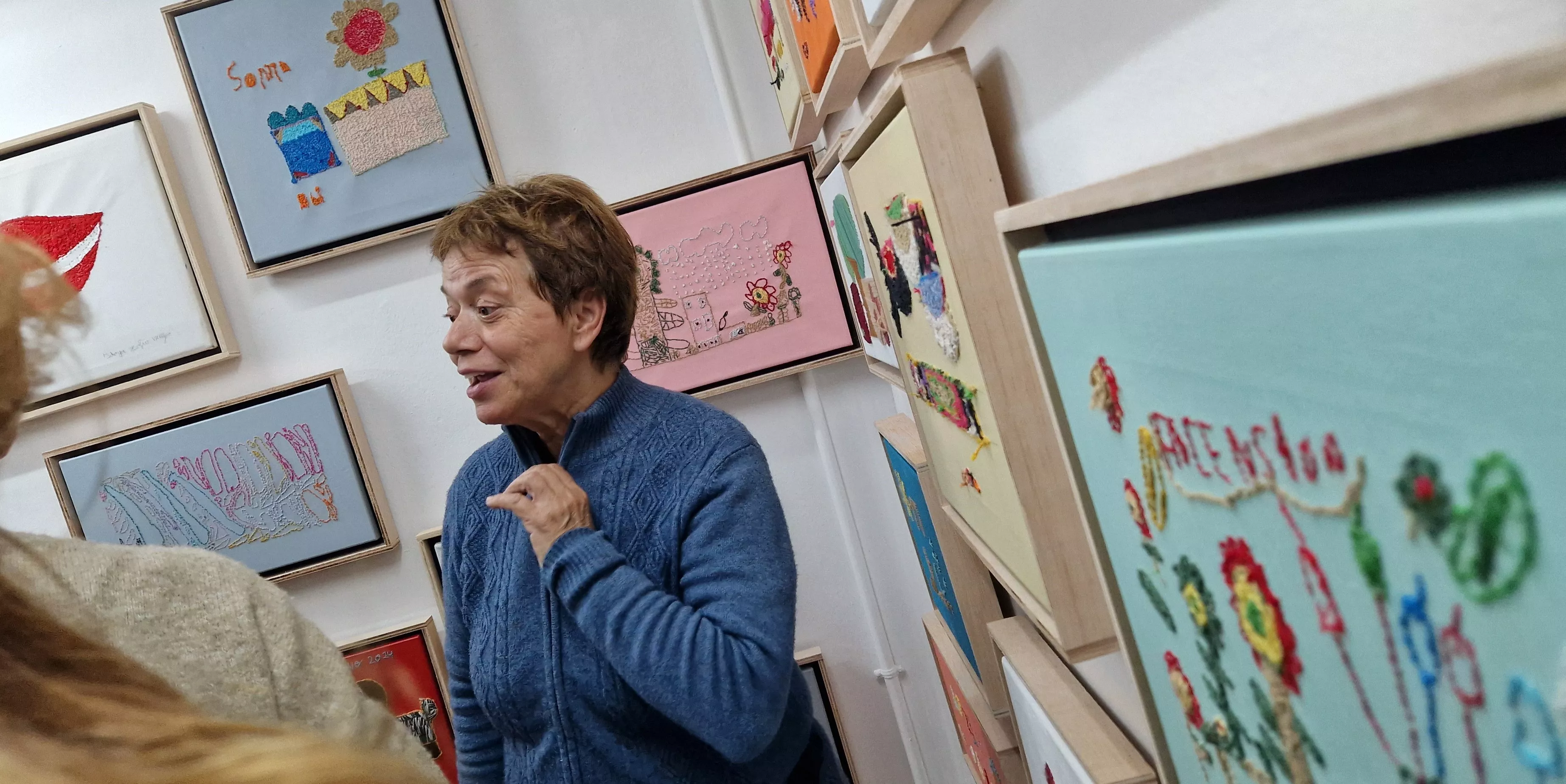 Exposición 'Bordado sobre lienzo' de Valentia en la librería Anónima. Foto Myriam Martínez
