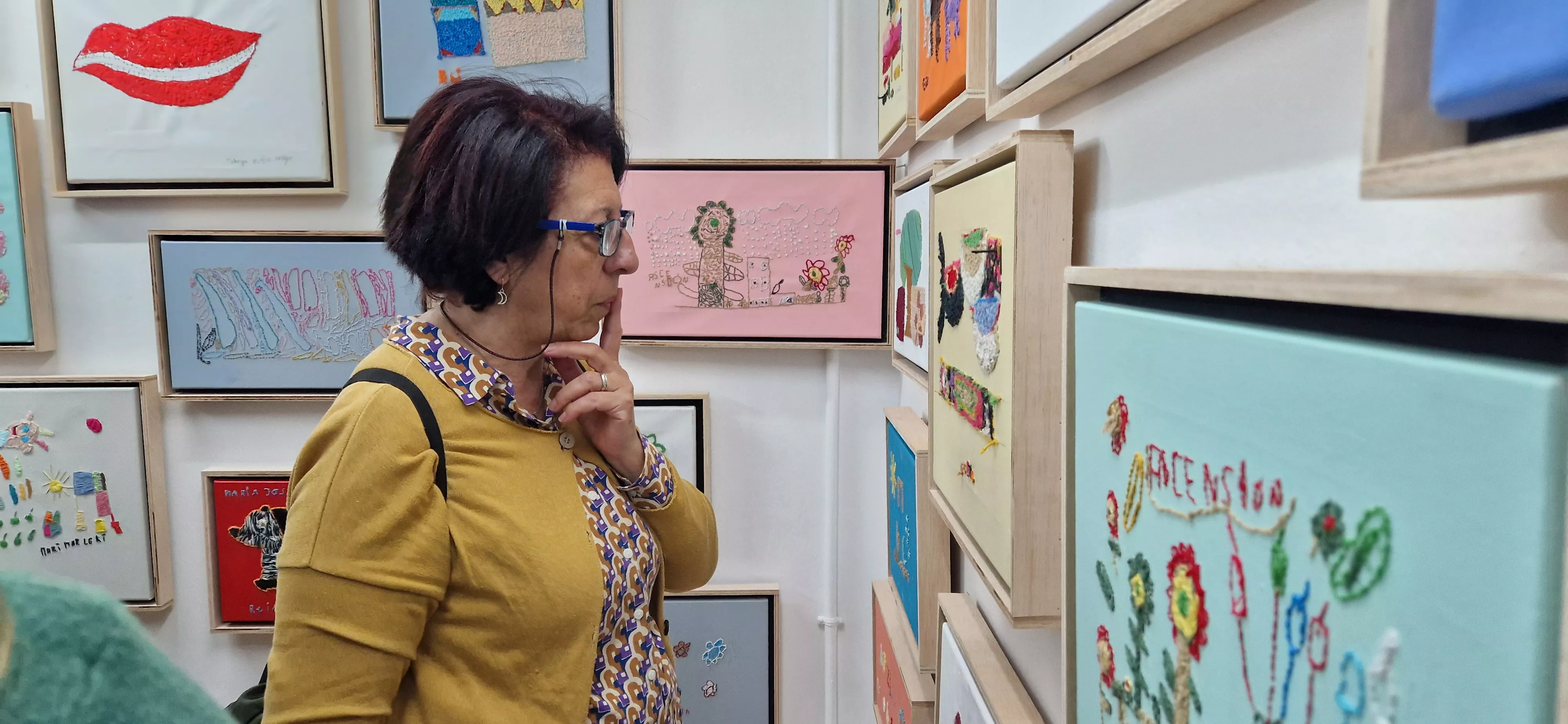 Exposición 'Bordado sobre lienzo' de Valentia en la librería Anónima. Foto Myriam Martínez