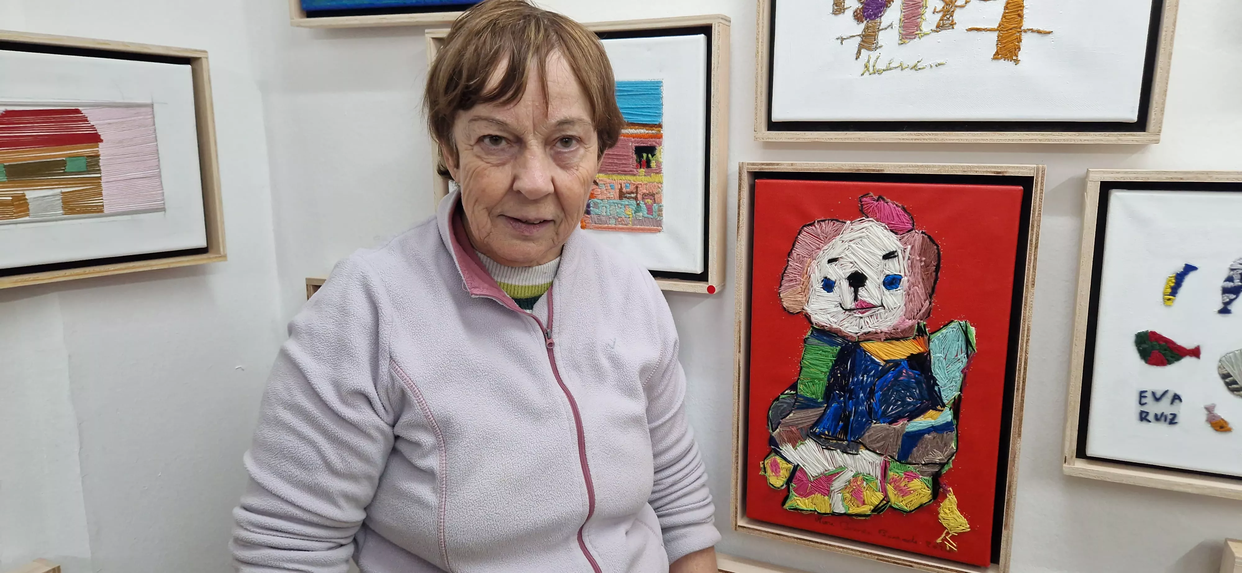 Exposición 'Bordado sobre lienzo' de Valentia en la librería Anónima. Foto Myriam Martínez