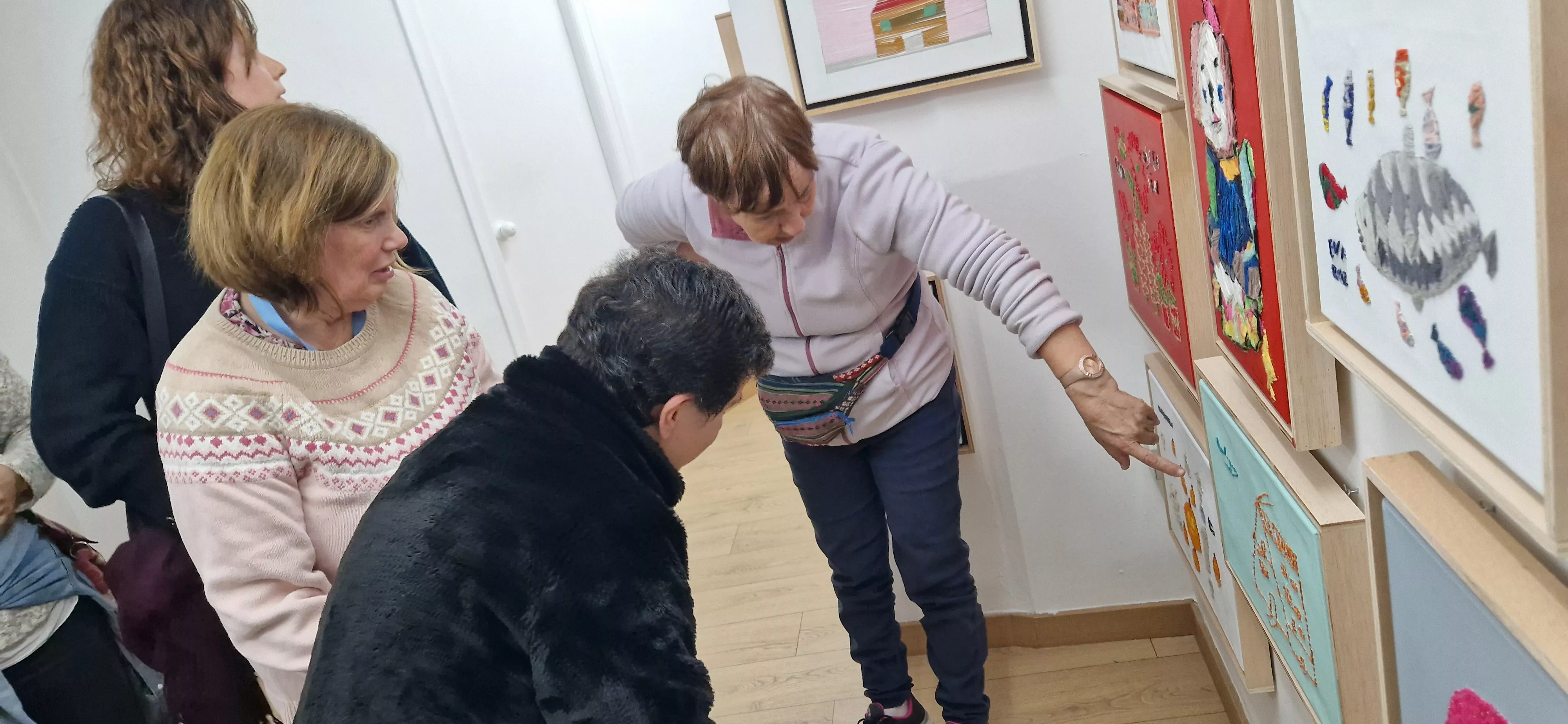 Exposición 'Bordado sobre lienzo' de Valentia en la librería Anónima. Foto Myriam Martínez