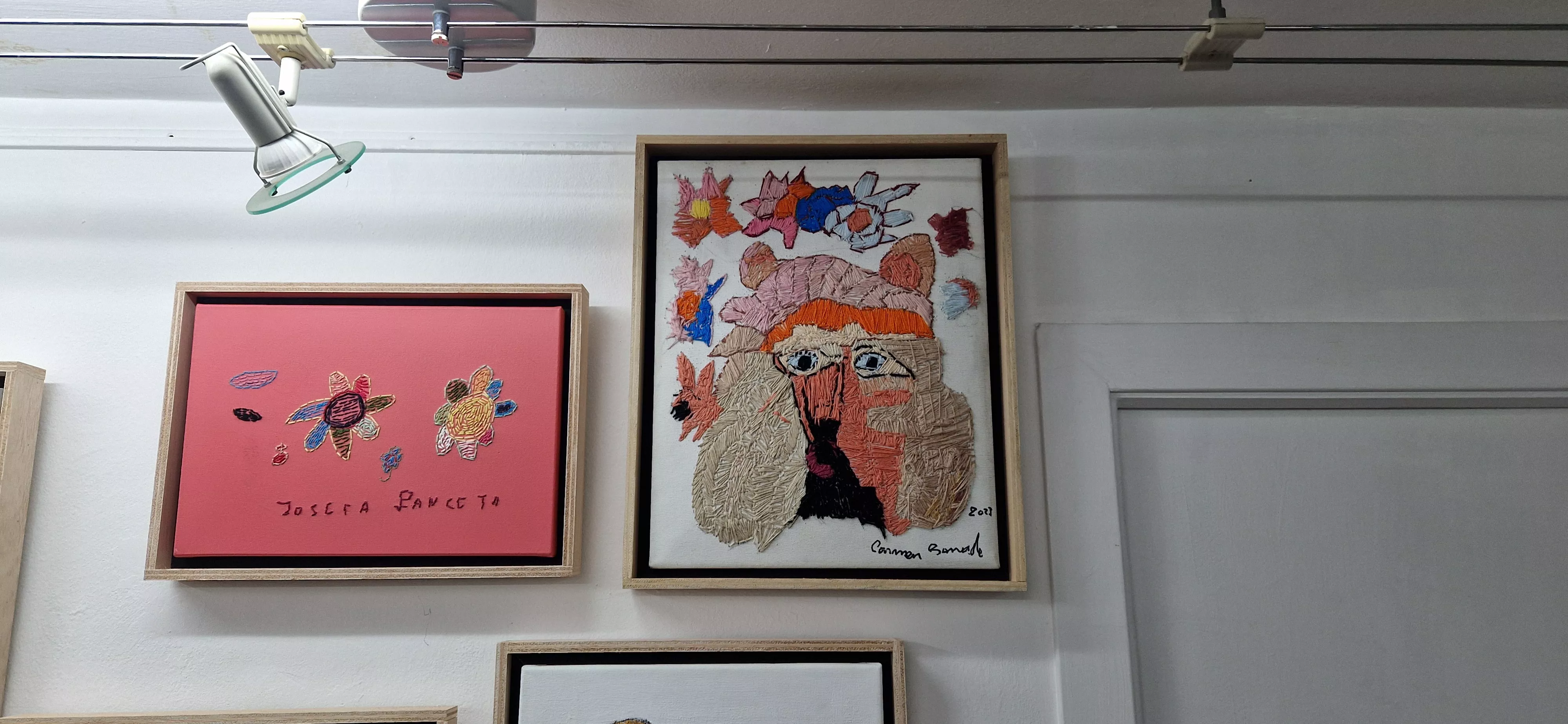 Exposición 'Bordado sobre lienzo' de Valentia en la librería Anónima. Foto Myriam Martínez