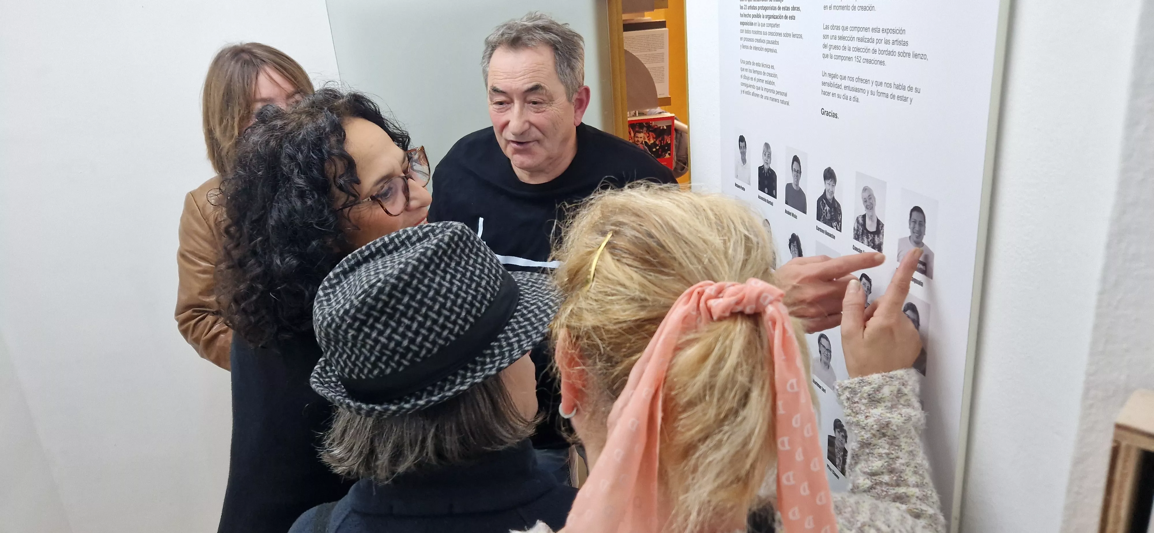 Exposición 'Bordado sobre lienzo' de Valentia en la librería Anónima. Foto Myriam Martínez