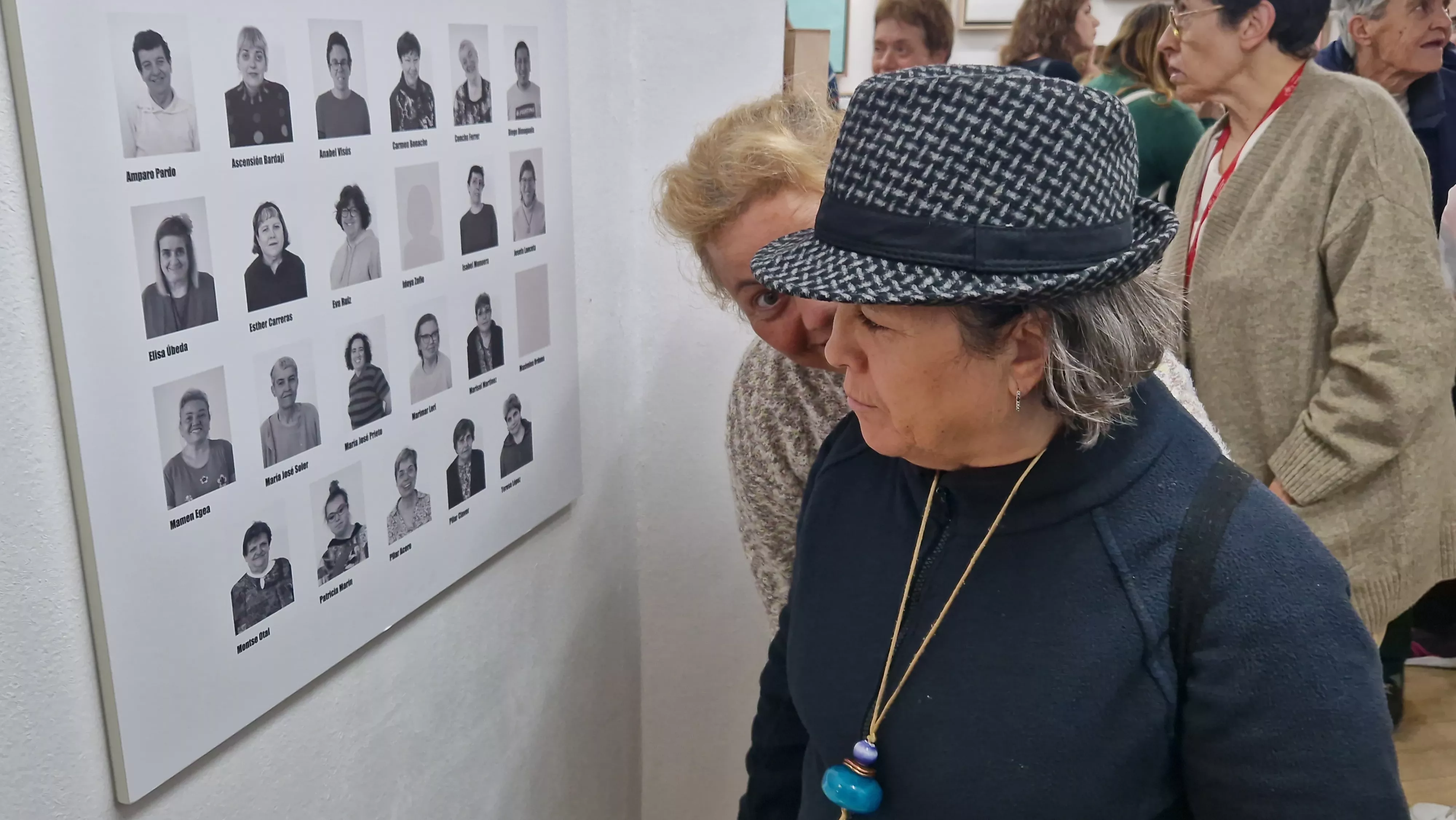 Exposición 'Bordado sobre lienzo' de Valentia en la librería Anónima. Foto Myriam Martínez