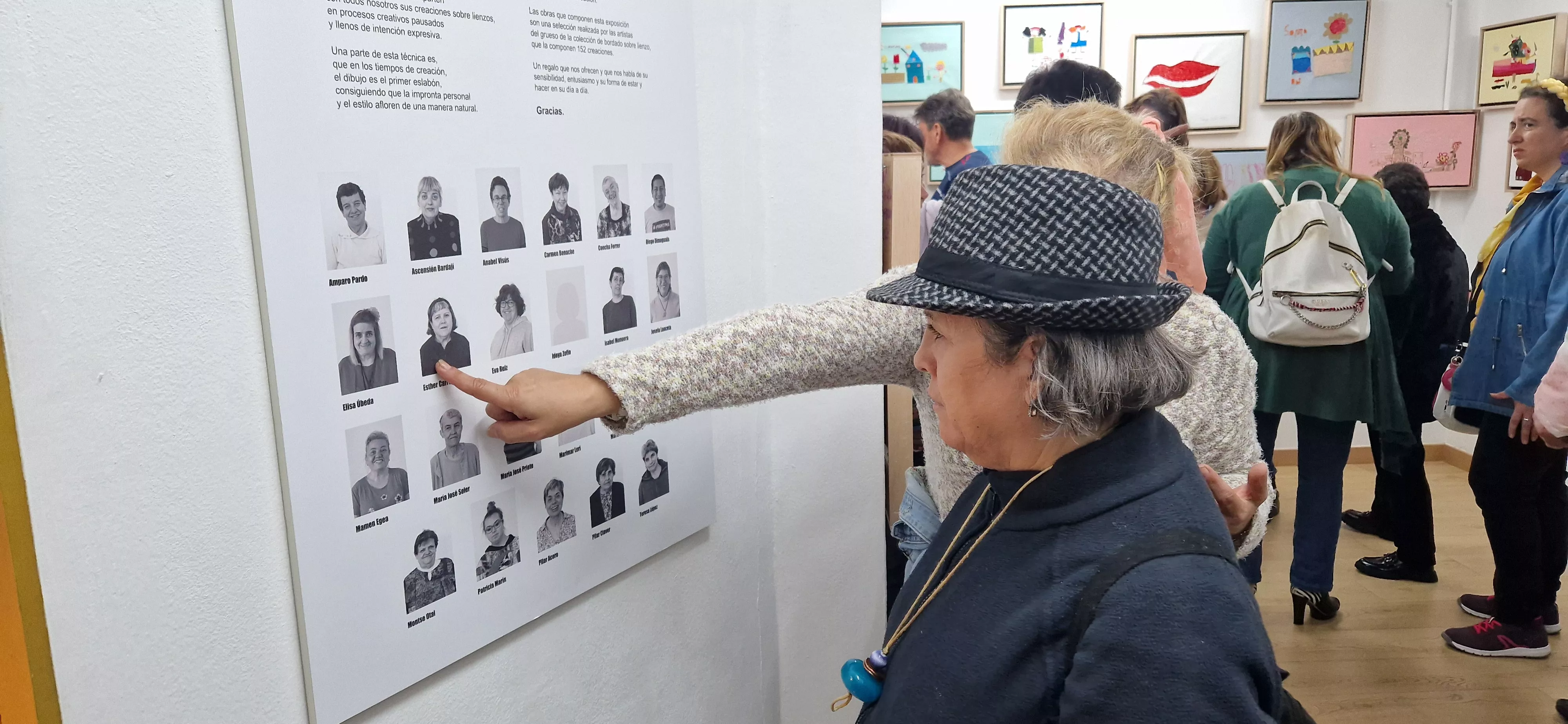 Exposición 'Bordado sobre lienzo' de Valentia en la librería Anónima. Foto Myriam Martínez
