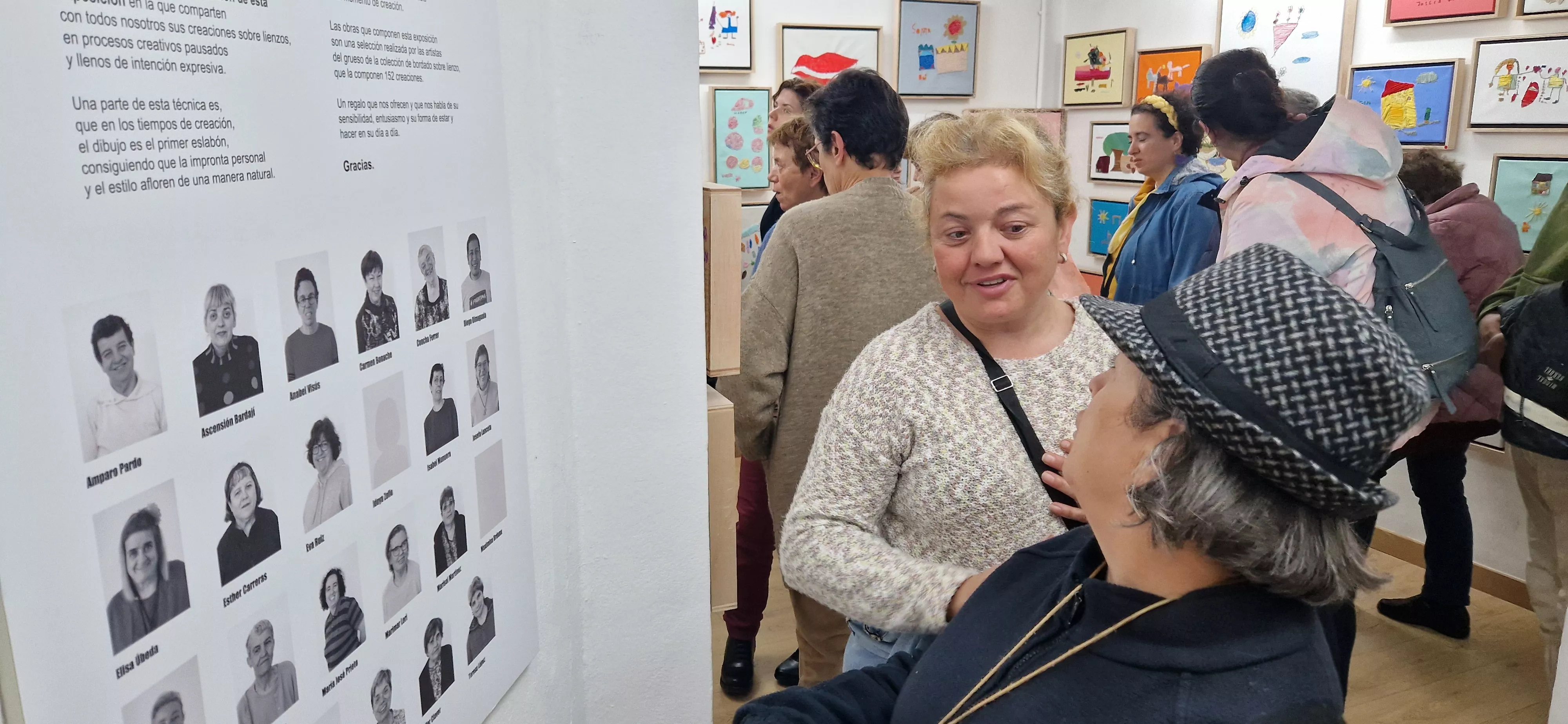 Exposición 'Bordado sobre lienzo' de Valentia en la librería Anónima. Foto Myriam Martínez