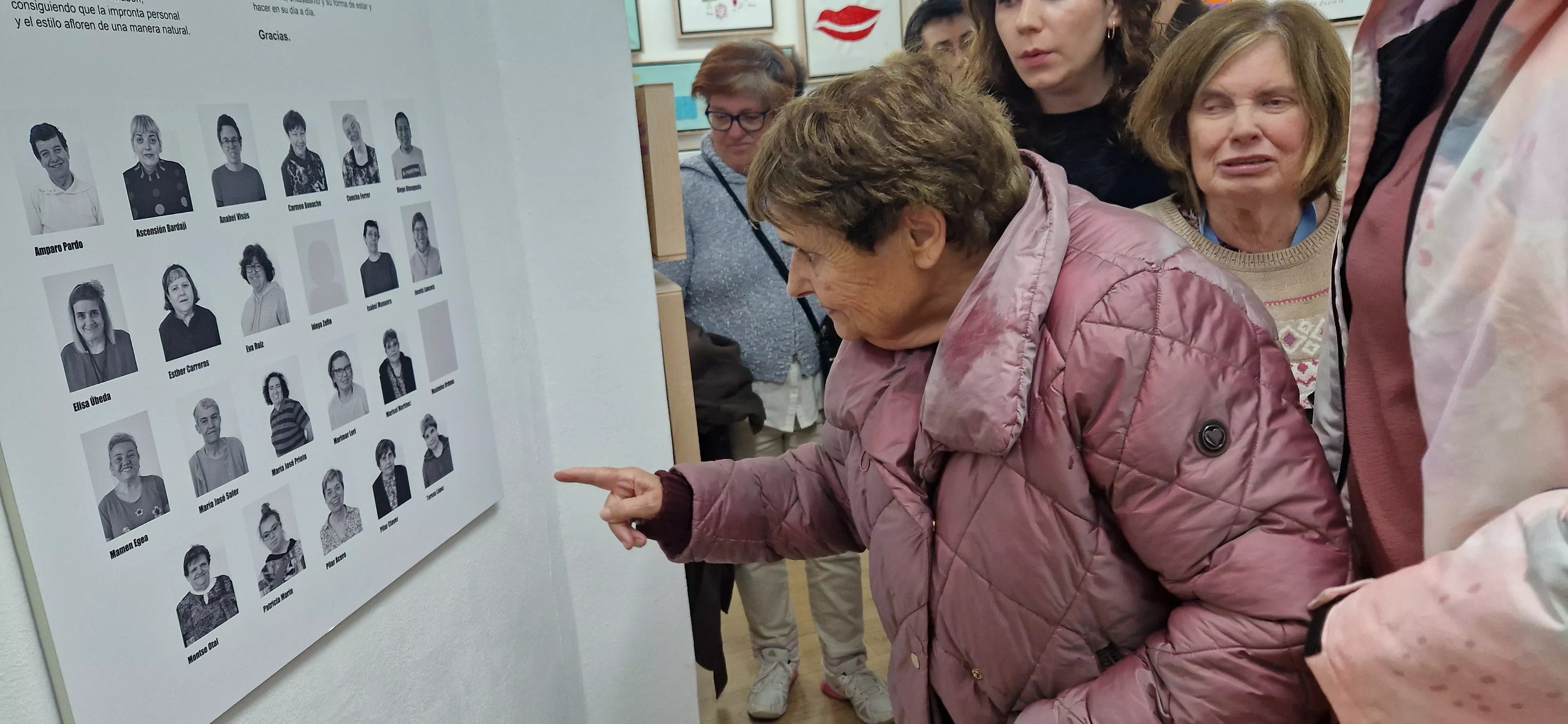 Exposición 'Bordado sobre lienzo' de Valentia en la librería Anónima. Foto Myriam Martínez