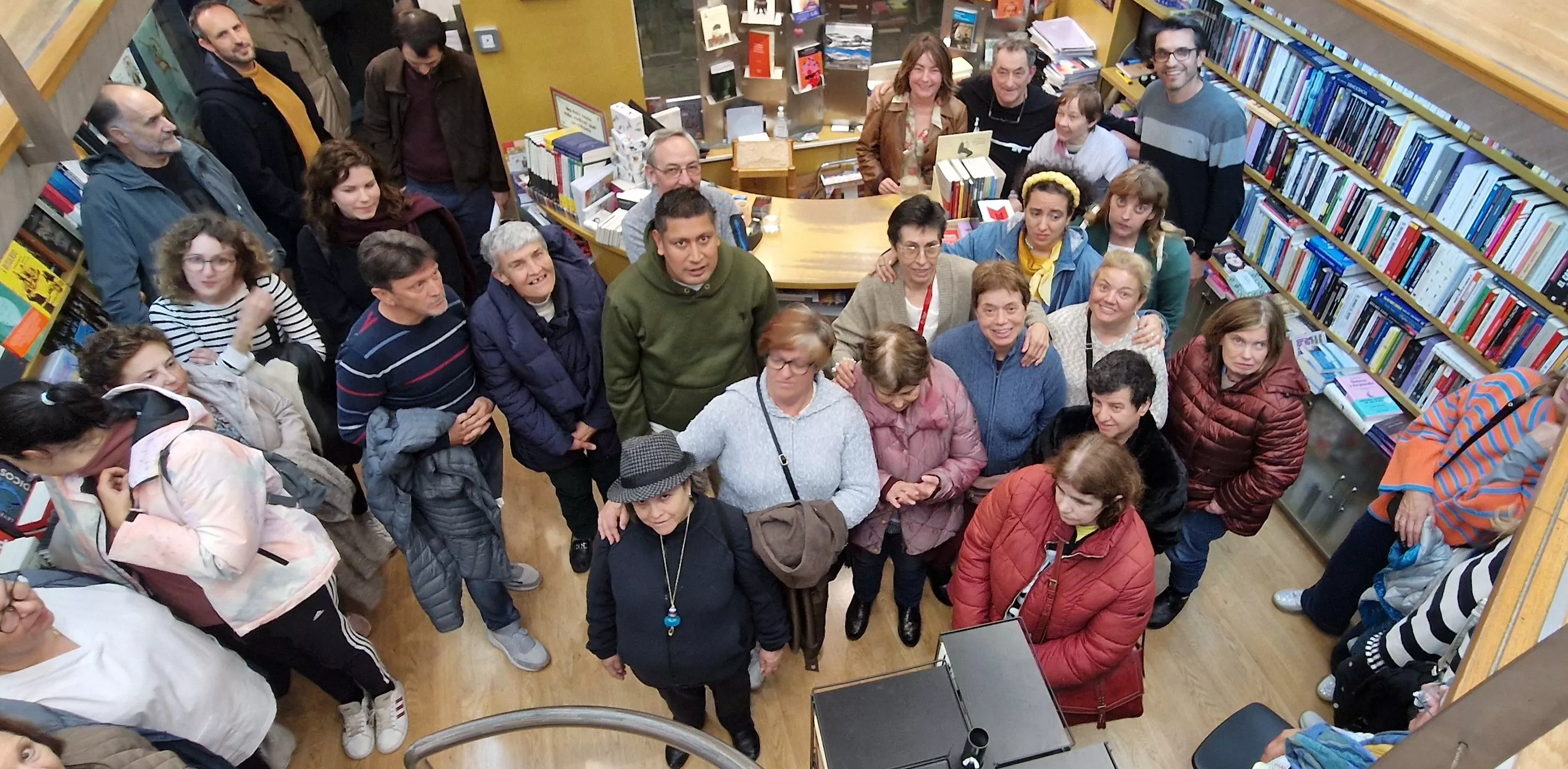 Exposición 'Bordado sobre lienzo' de Valentia en la librería Anónima. Foto Myriam Martínez