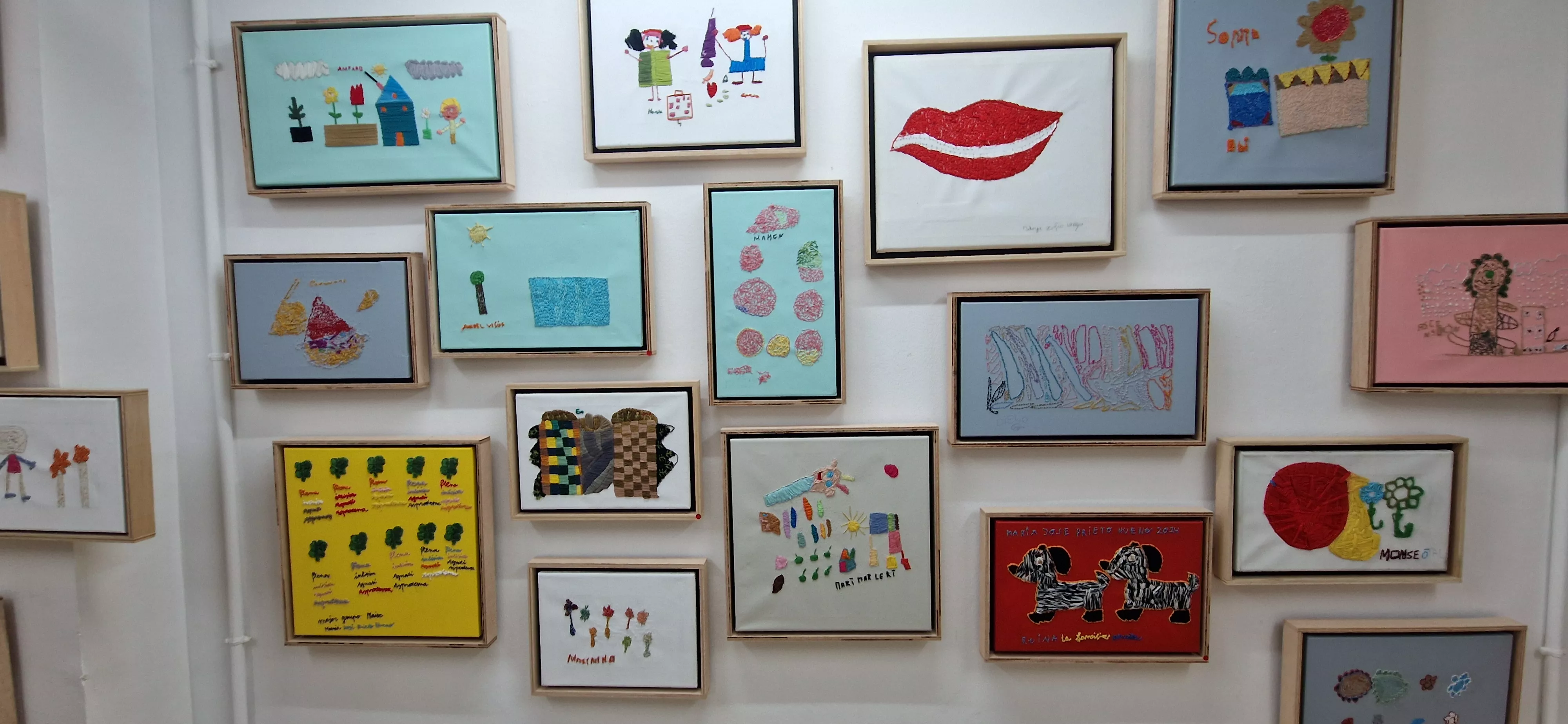 Exposición 'Bordado sobre lienzo' de Valentia en la librería Anónima. Foto Myriam Martínez