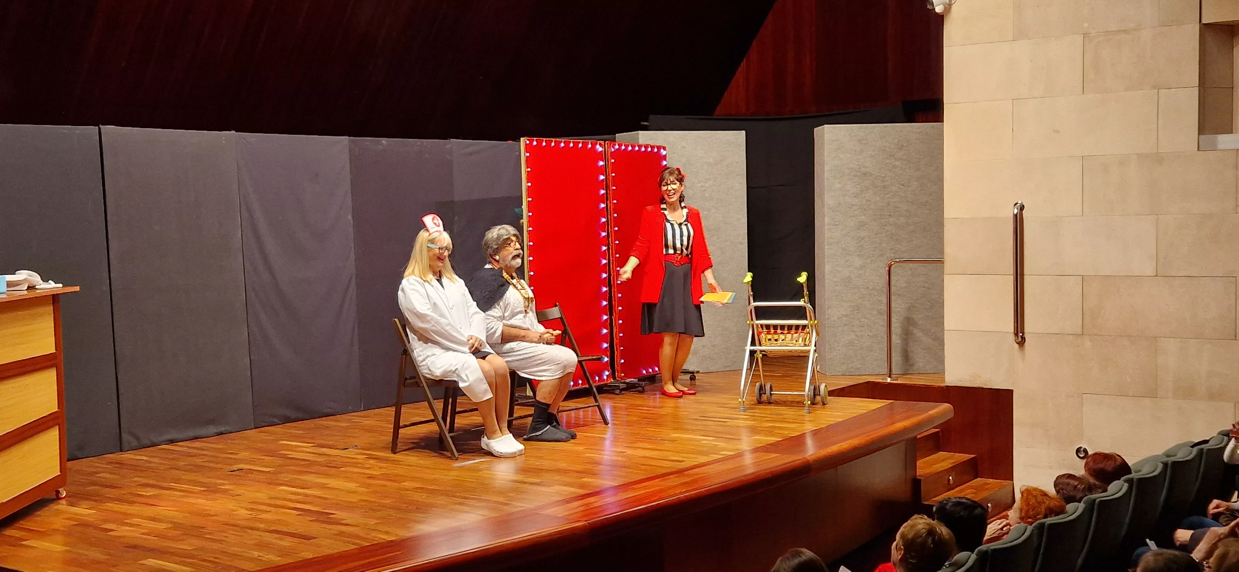 Grupo de teatro de la AECC “Sin Miedo” y la obra “Al mal tiempo…”. Foto Myriam Martínez