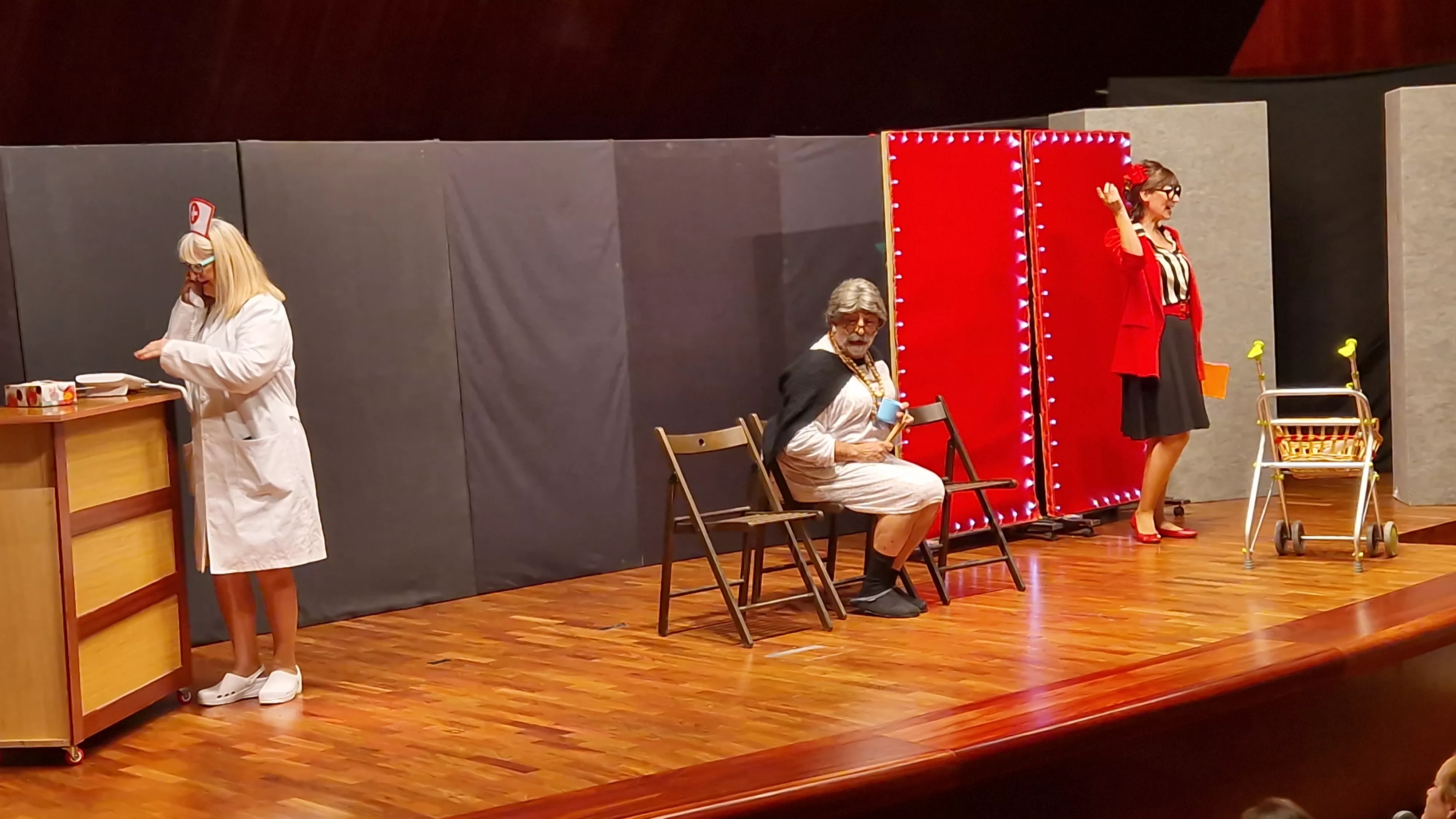 Grupo de teatro de la AECC “Sin Miedo” y la obra “Al mal tiempo…”. Foto Myriam Martínez