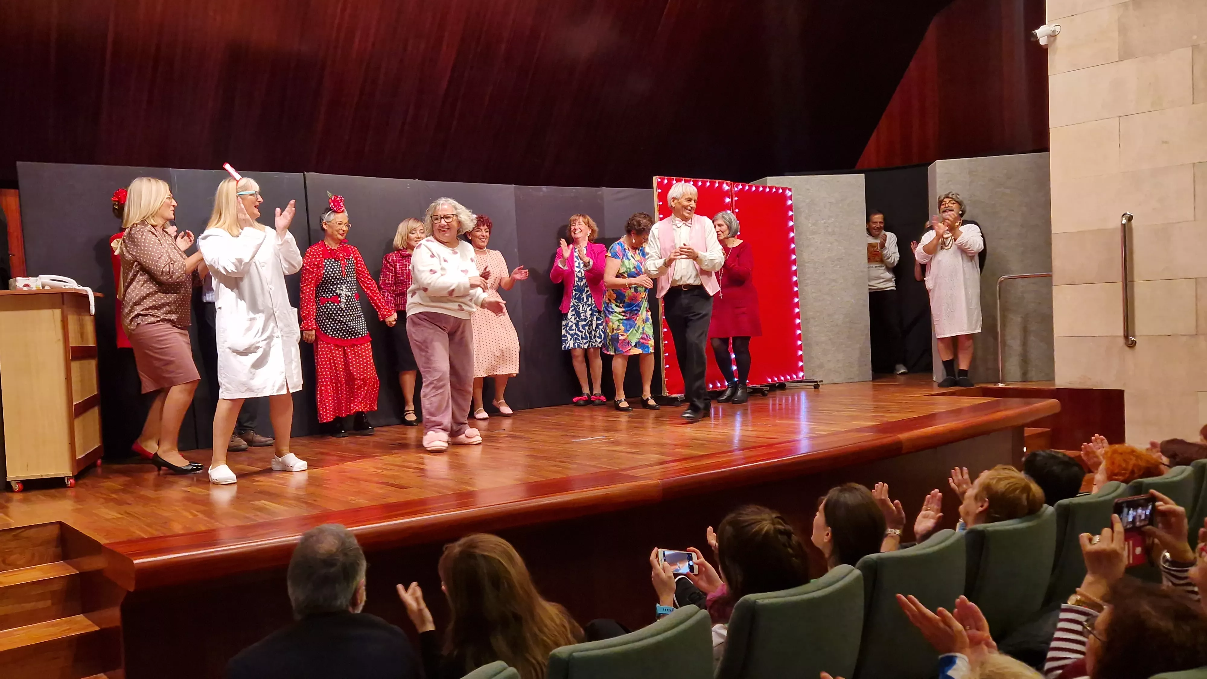 Grupo de teatro de la AECC “Sin Miedo” y la obra “Al mal tiempo…”. Foto Myriam Martínez
