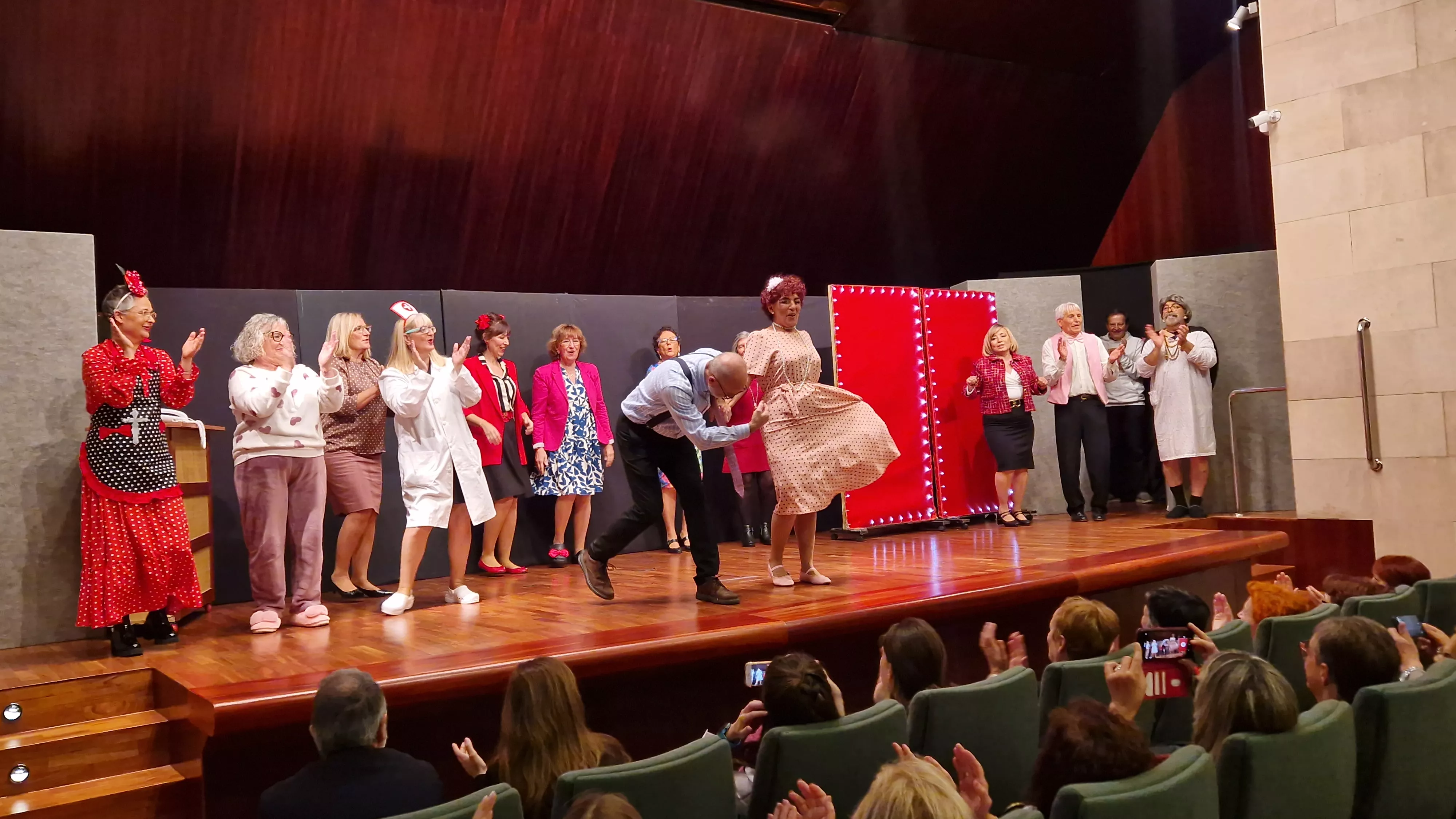 Grupo de teatro de la AECC “Sin Miedo” y la obra “Al mal tiempo…”. Foto Myriam Martínez