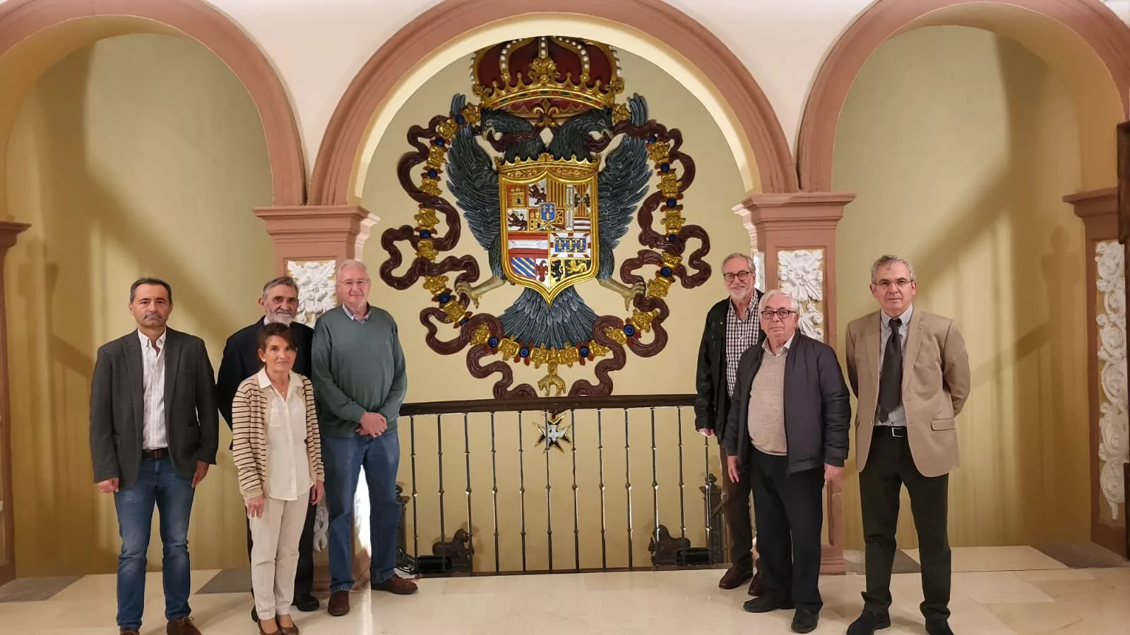 Miembros de Studiosi con el escudo imperial al fondo, algunos de ellos autores del libro "Humanismo y poder: Circunstancias de la Universidad de Huesca"