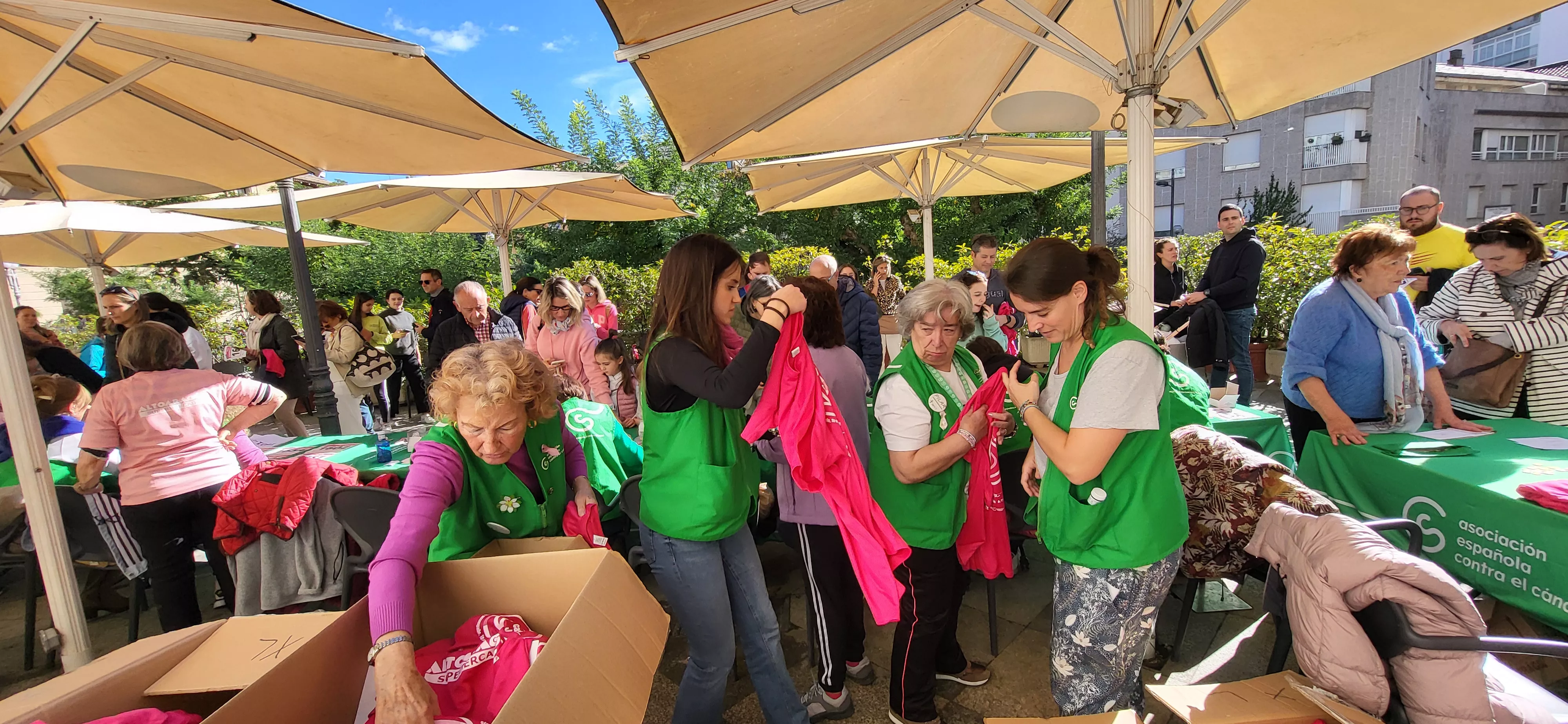Recogida de dorsales para la carrera Huesca contra el cáncer. Foto Mercedes Manterola