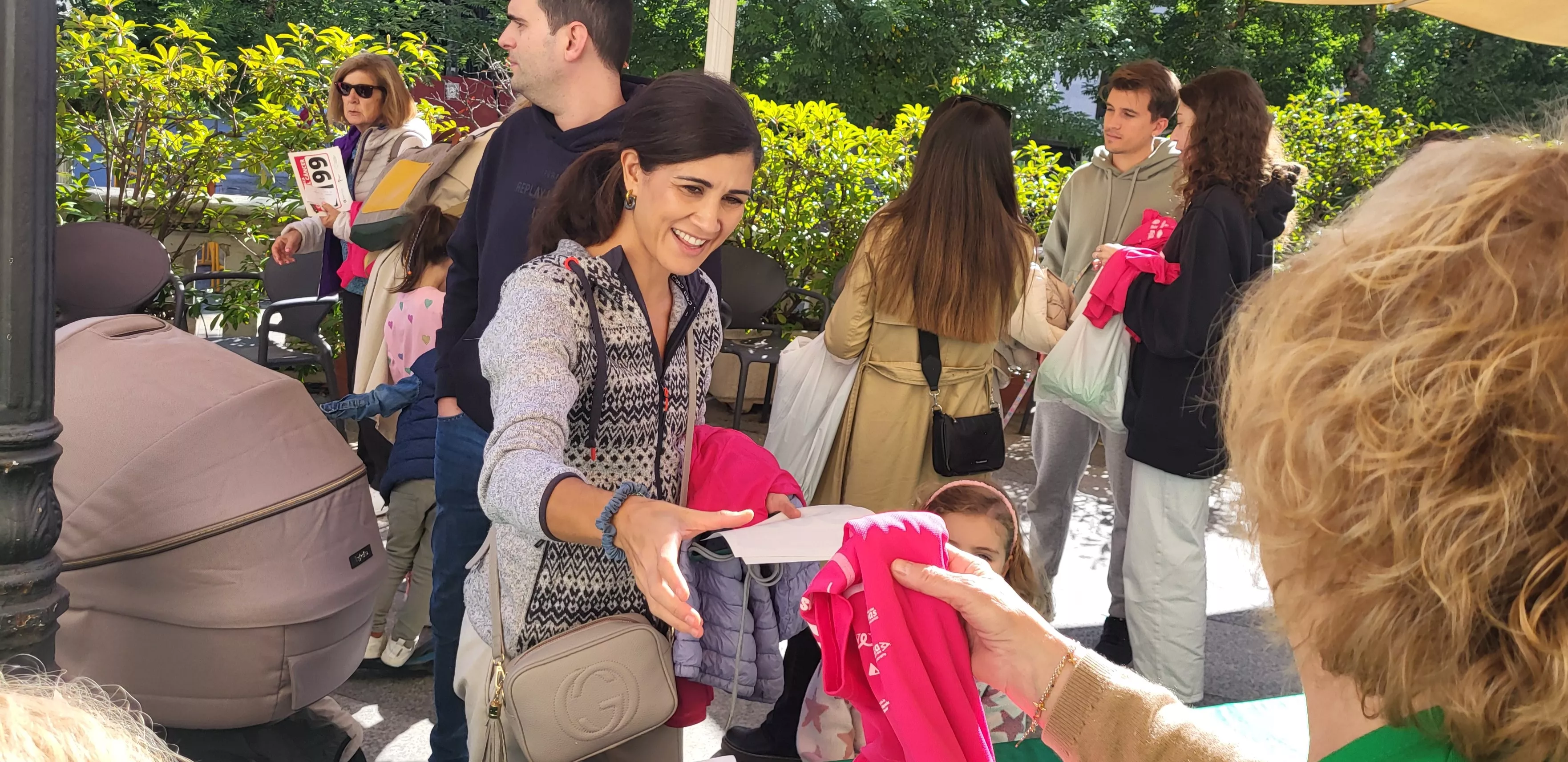 Recogida de dorsales para la carrera Huesca contra el cáncer. Foto Mercedes Manterola
