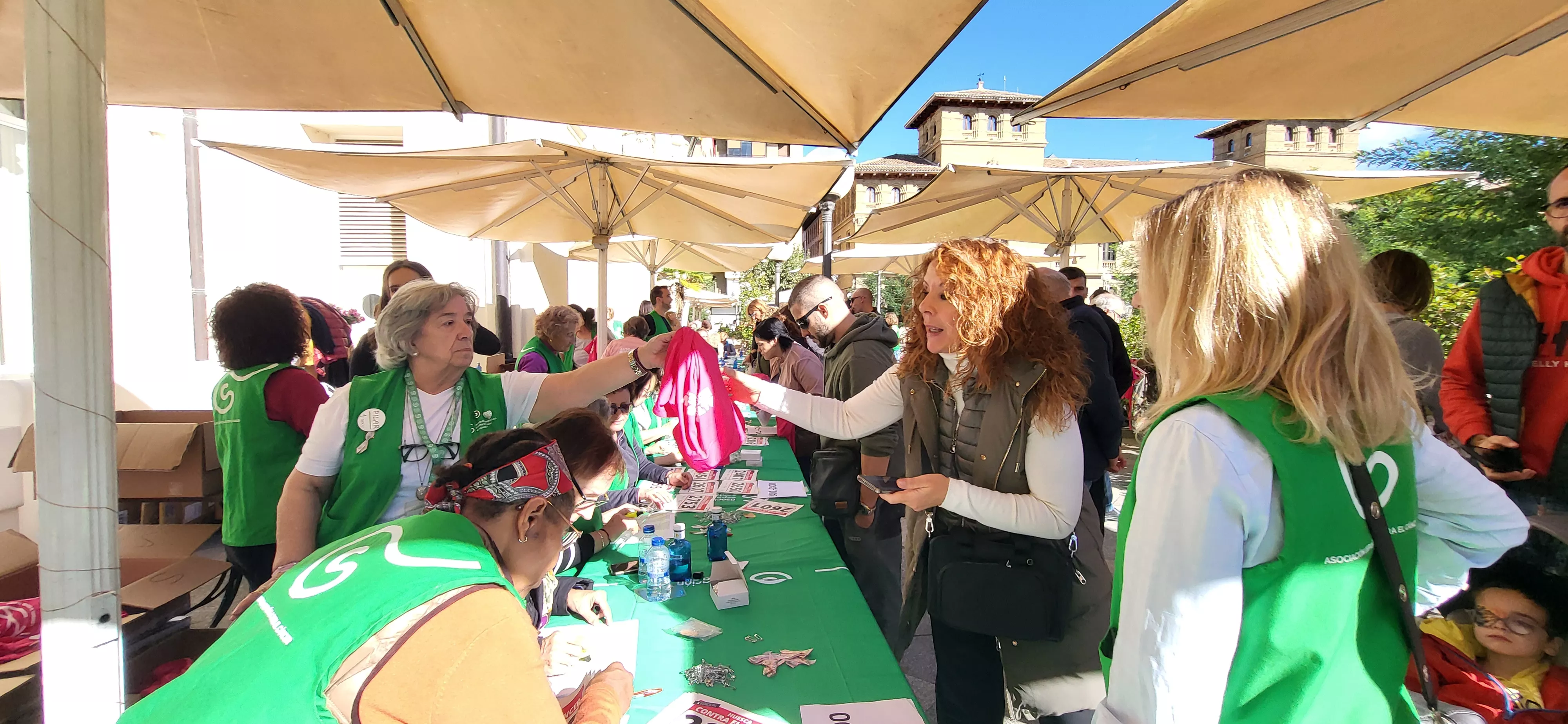 Recogida de dorsales para la carrera Huesca contra el cáncer. Foto Mercedes Manterola