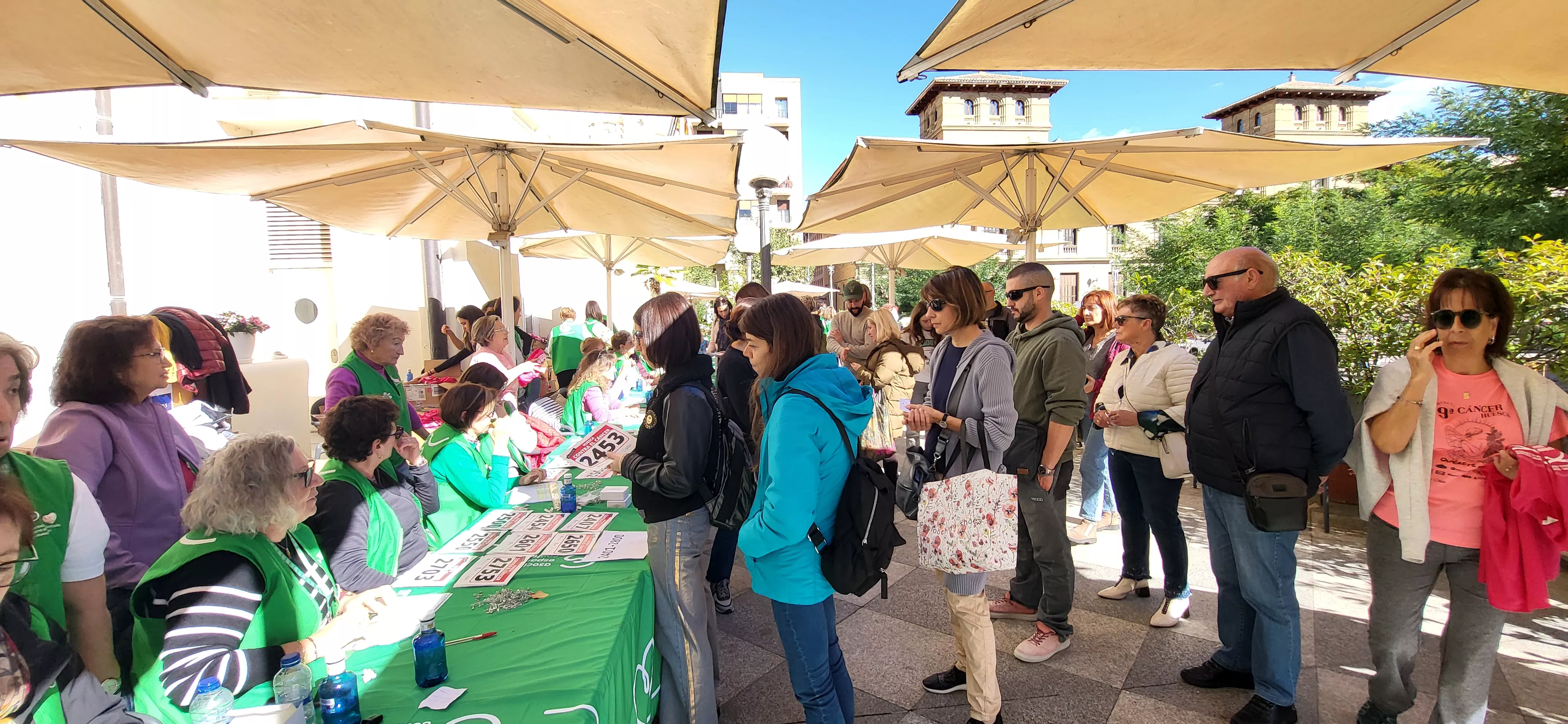 Recogida de dorsales para la carrera Huesca contra el cáncer. Foto Mercedes Manterola