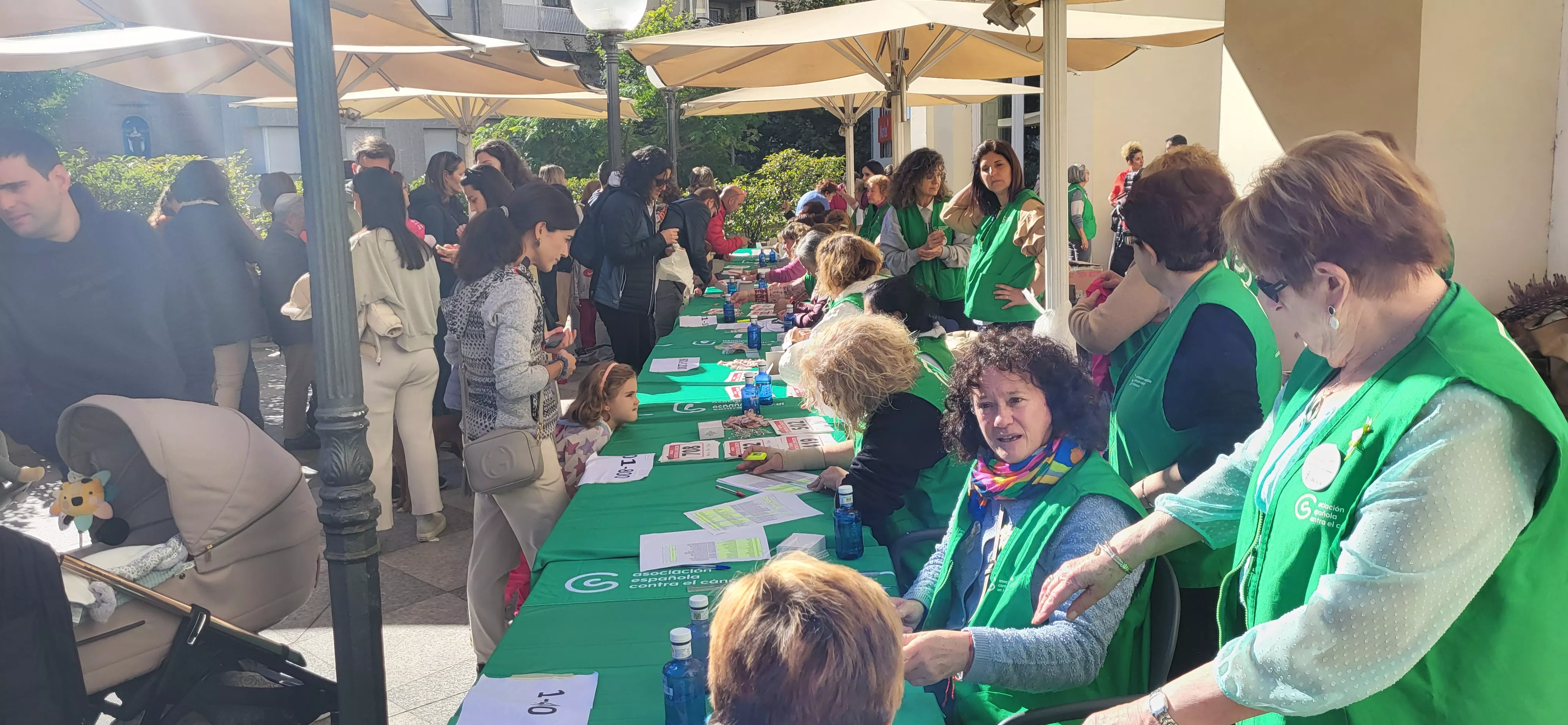 Recogida de dorsales para la carrera Huesca contra el cáncer. Foto Mercedes Manterola
