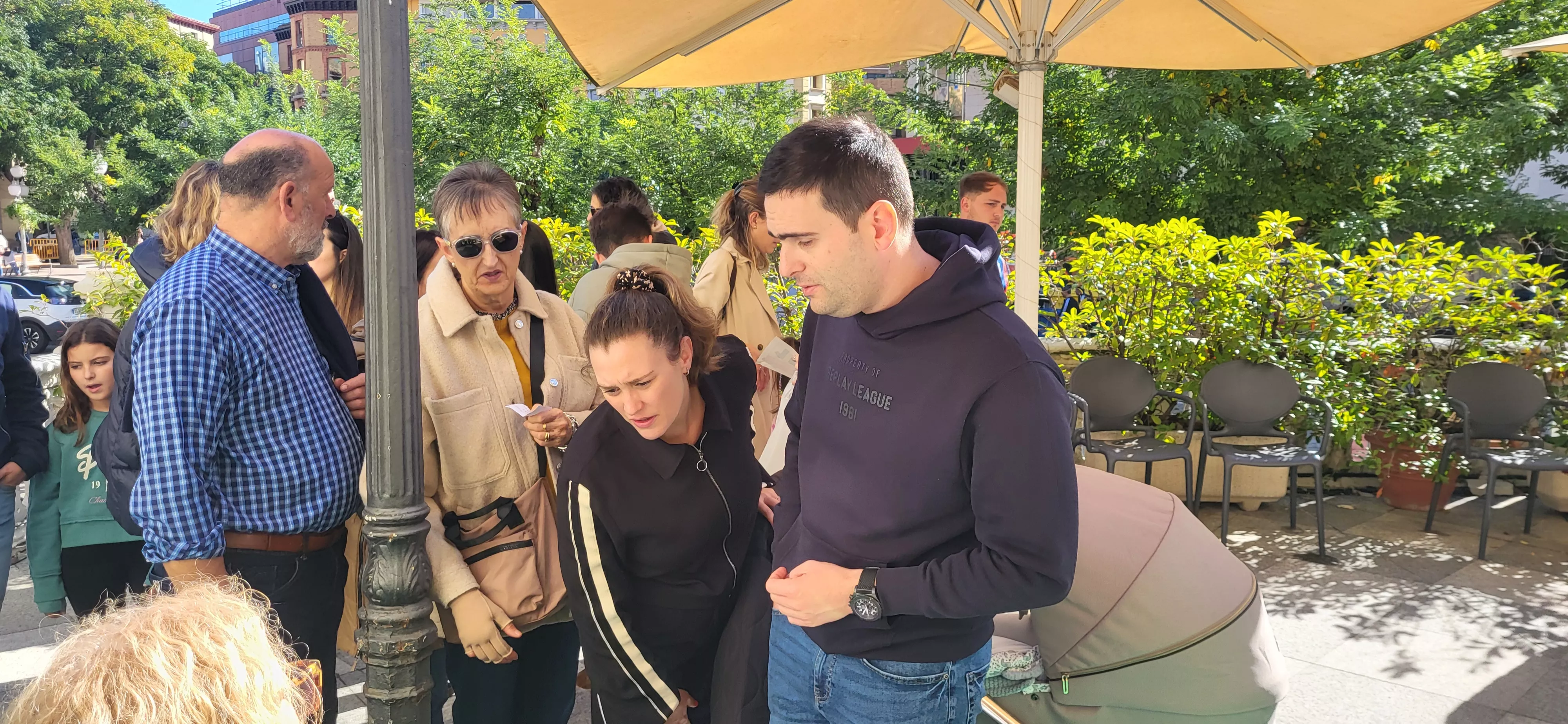 Recogida de dorsales para la carrera Huesca contra el cáncer. Foto Mercedes Manterola