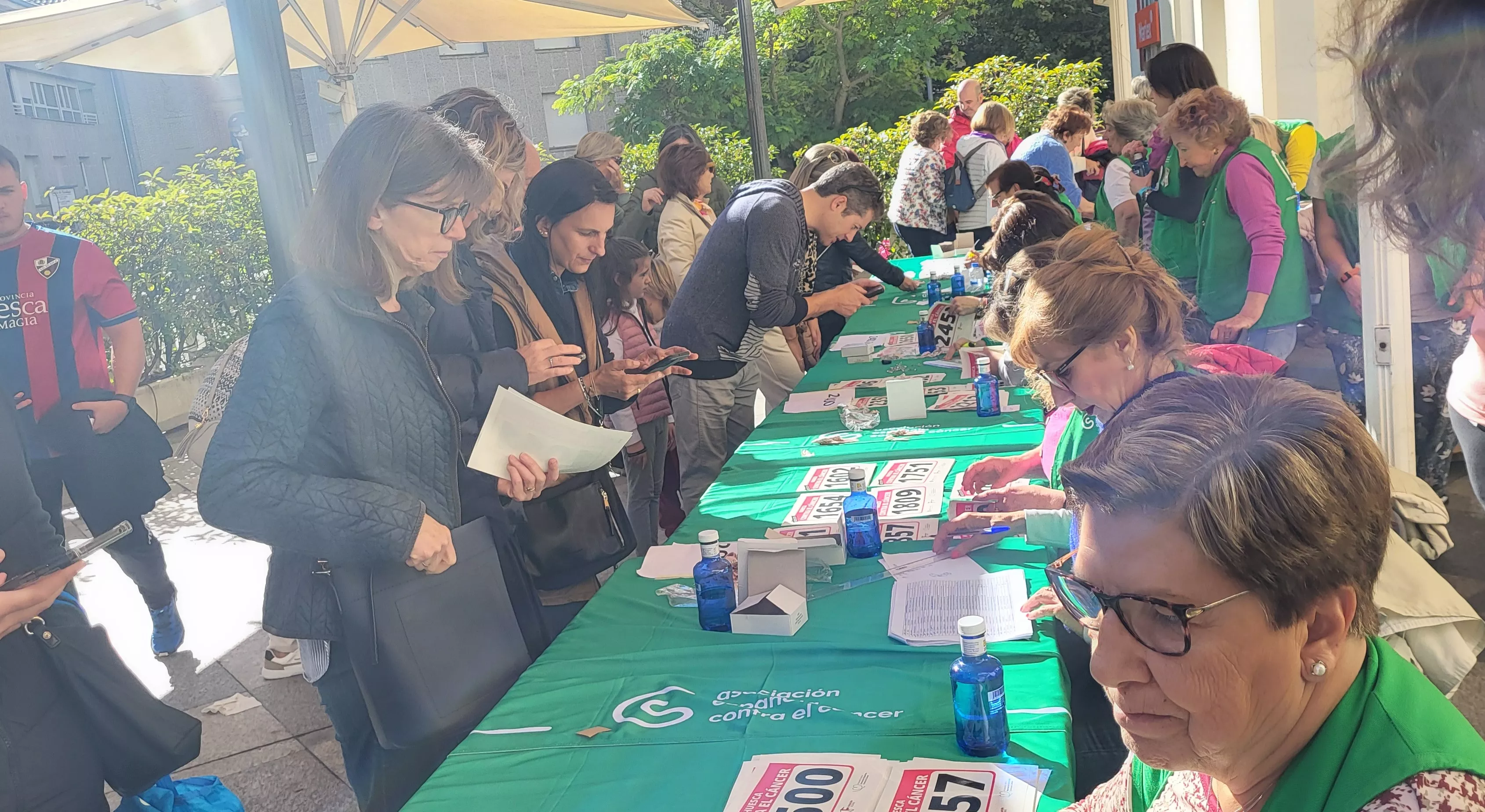 Recogida de dorsales para la carrera Huesca contra el cáncer. Foto Mercedes Manterola
