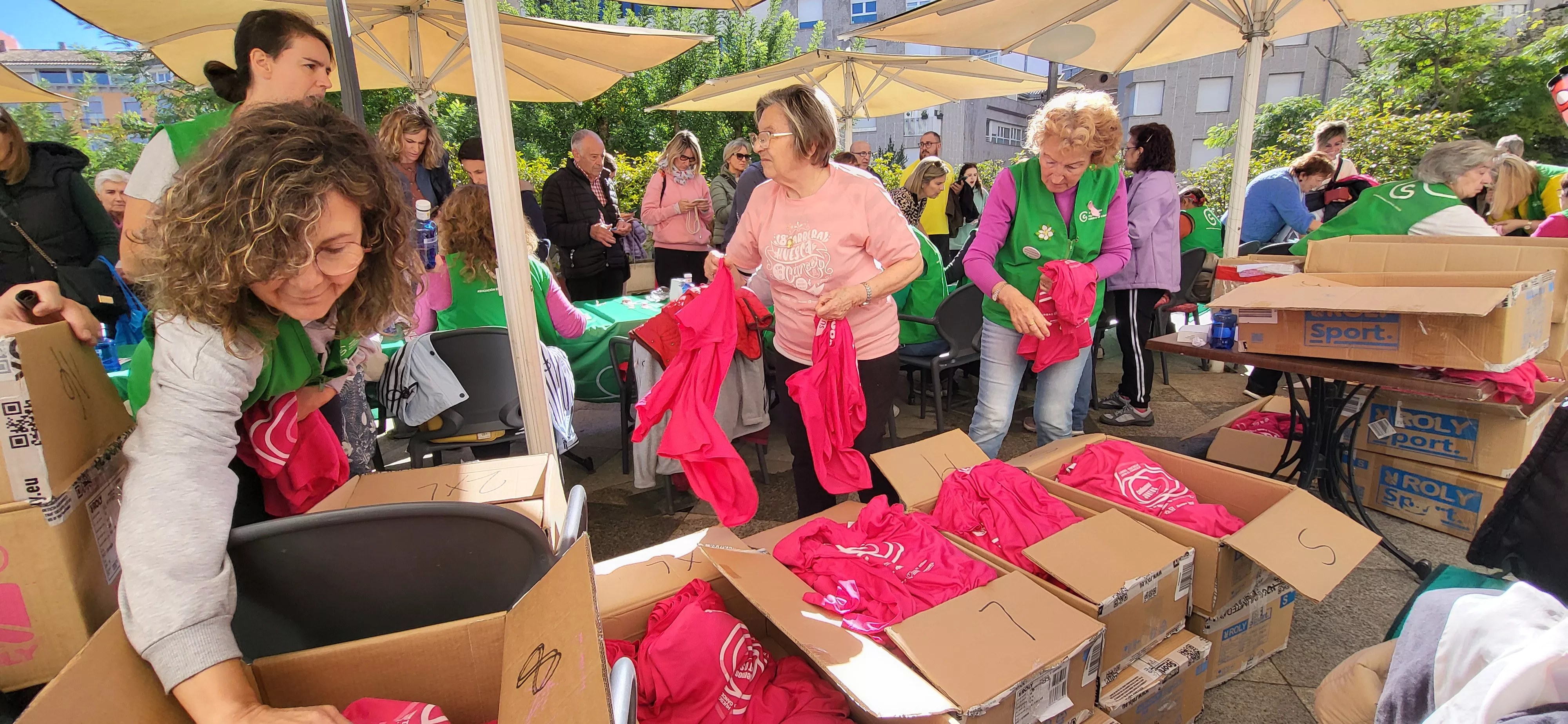 Recogida de dorsales para la carrera Huesca contra el cáncer. Foto Mercedes Manterola