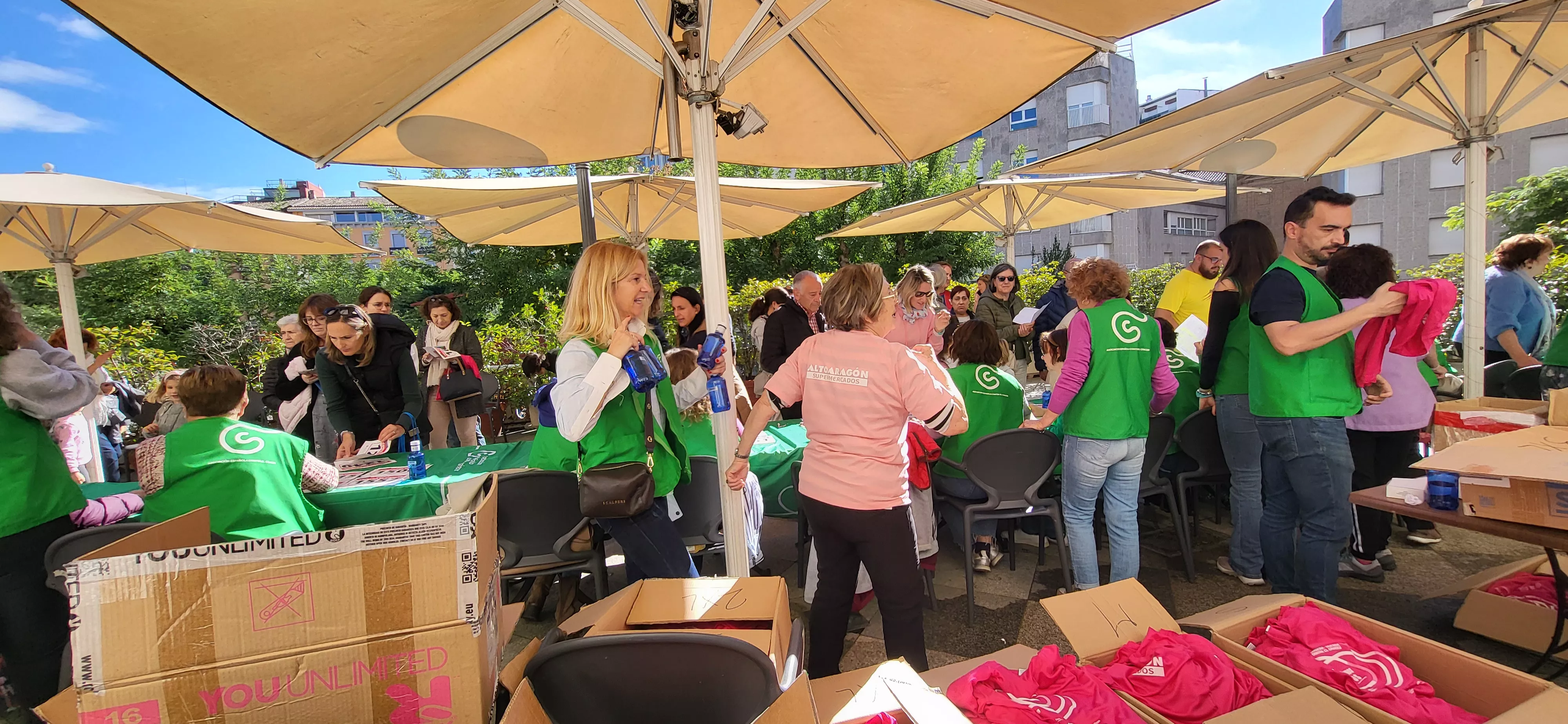 Recogida de dorsales para la carrera Huesca contra el cáncer. Foto Mercedes Manterola