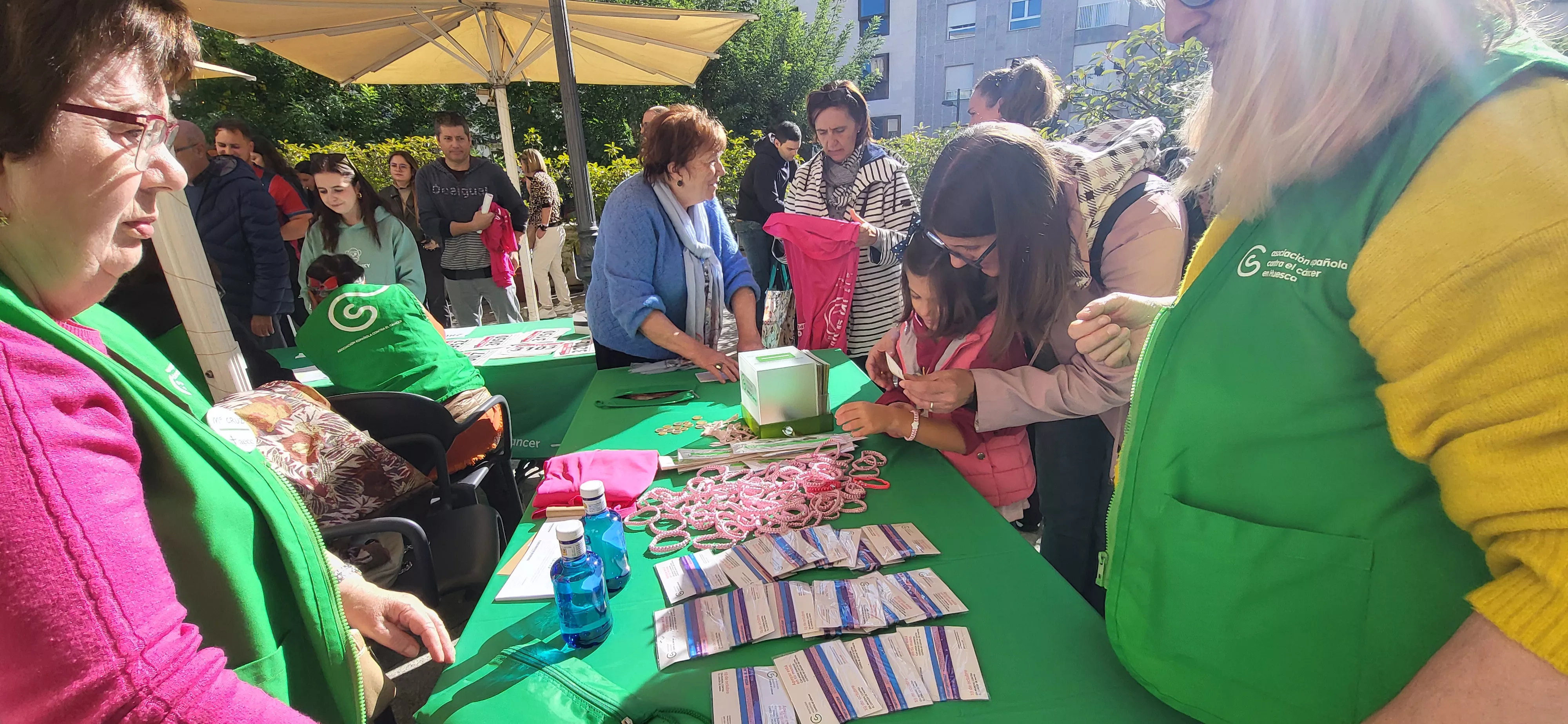 Recogida de dorsales para la carrera Huesca contra el cáncer. Foto Mercedes Manterola