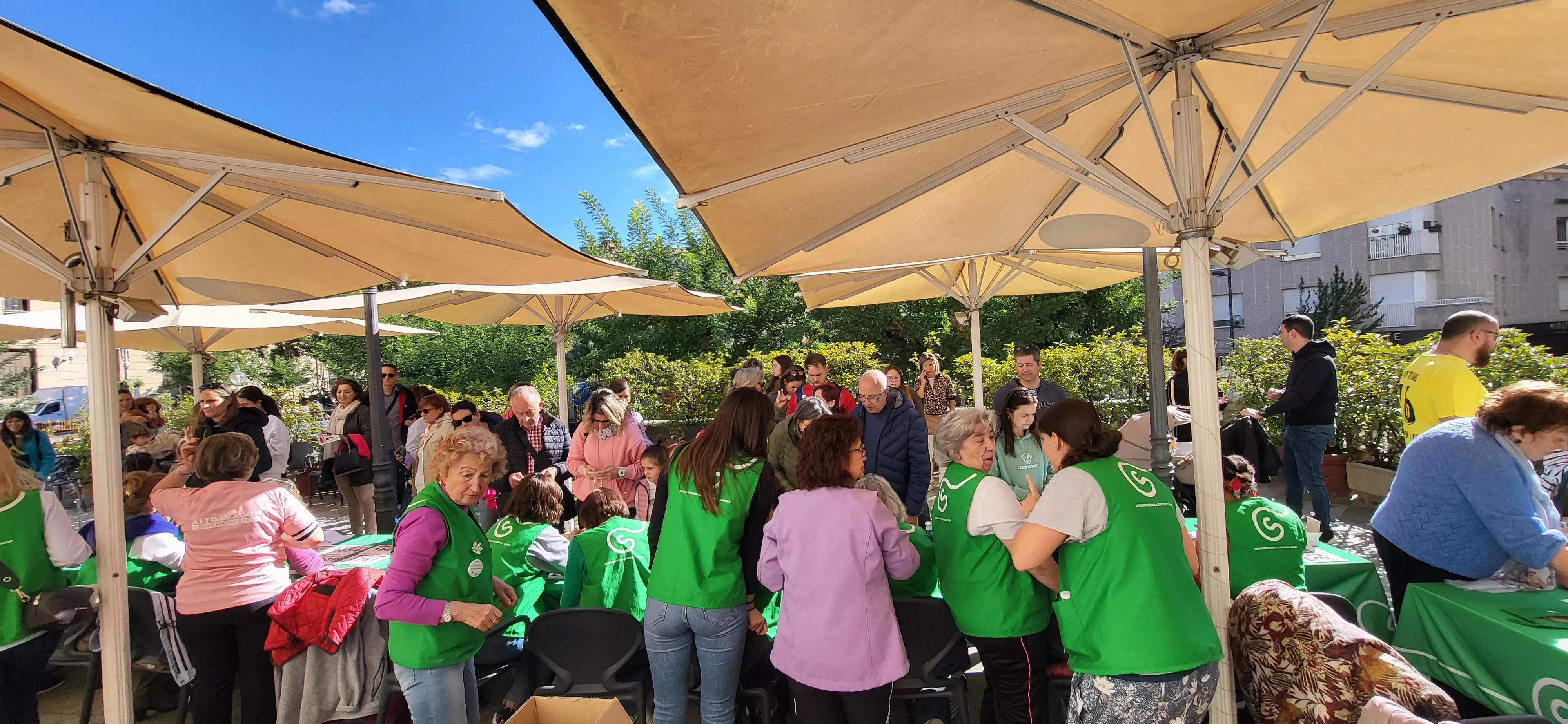 Recogida de dorsales para la carrera Huesca contra el cáncer. Foto Mercedes Manterola