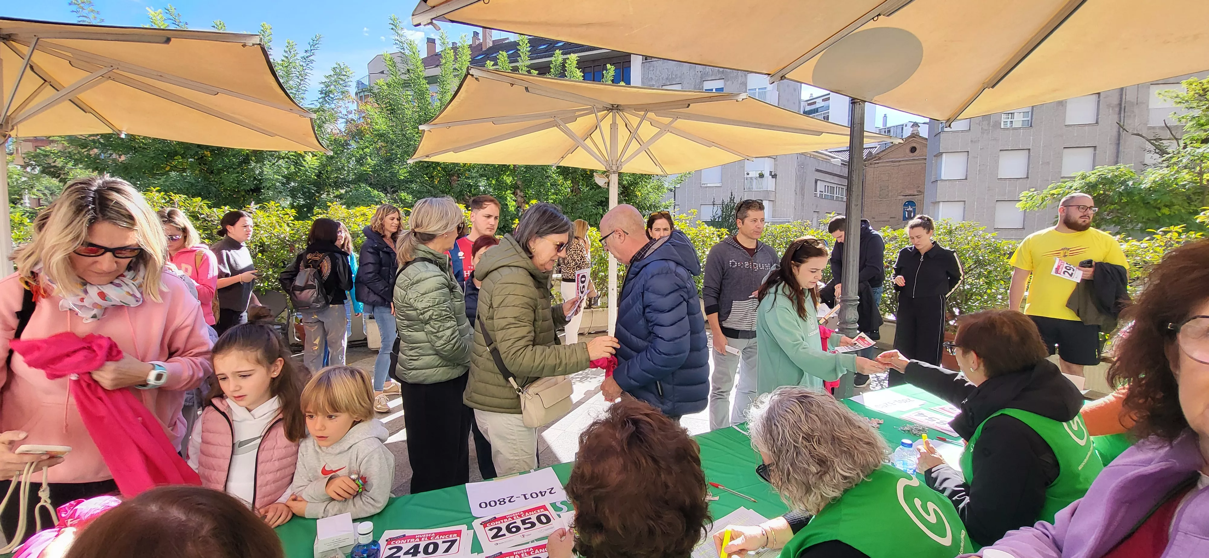 Recogida de dorsales para la carrera Huesca contra el cáncer. Foto Mercedes Manterola