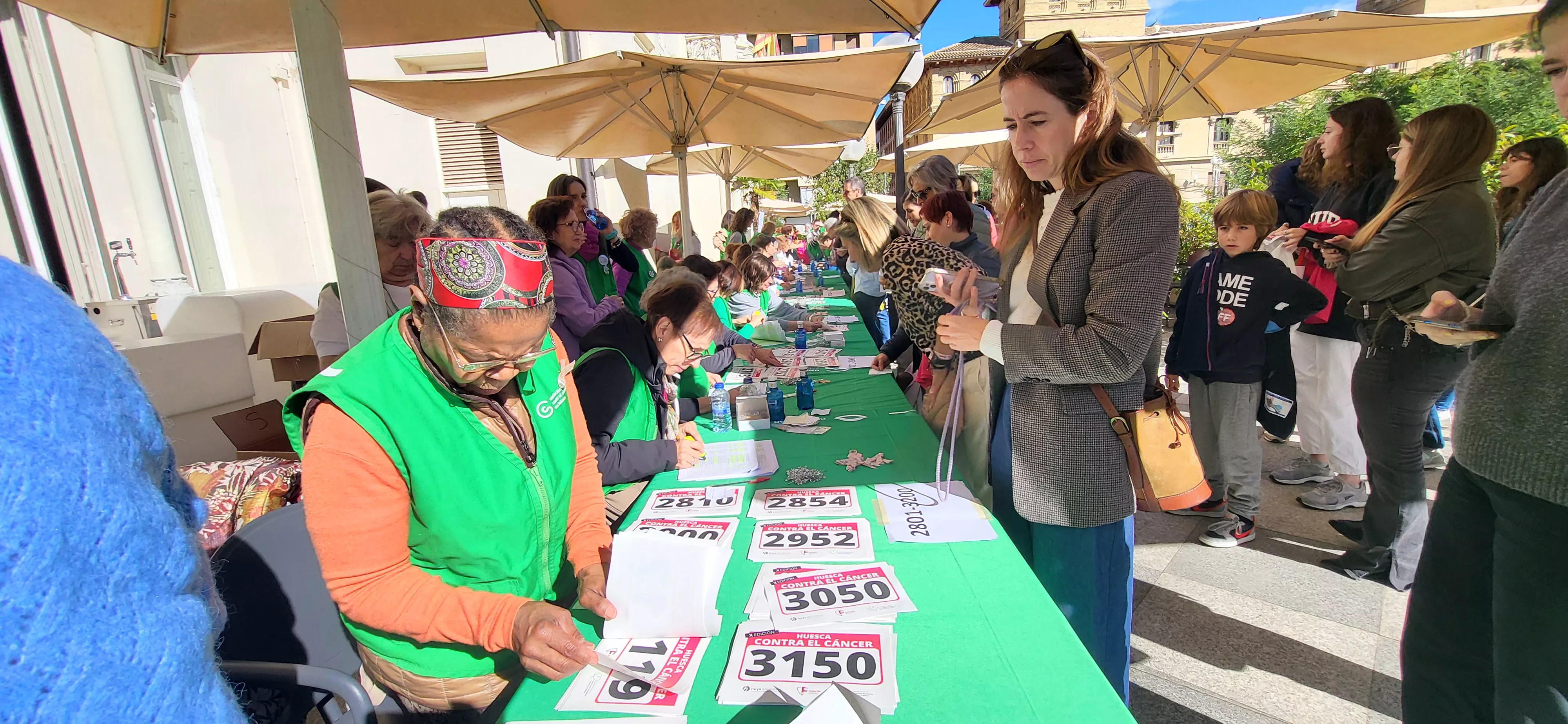 Recogida de dorsales para la carrera Huesca contra el cáncer. Foto Mercedes Manterola