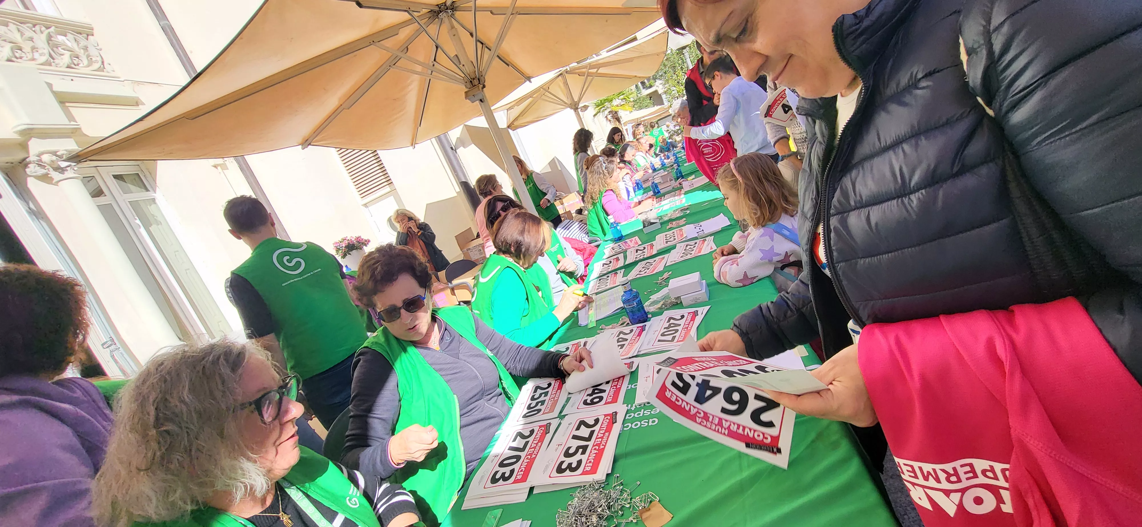 Recogida de dorsales para la carrera Huesca contra el cáncer. Foto Mercedes Manterola