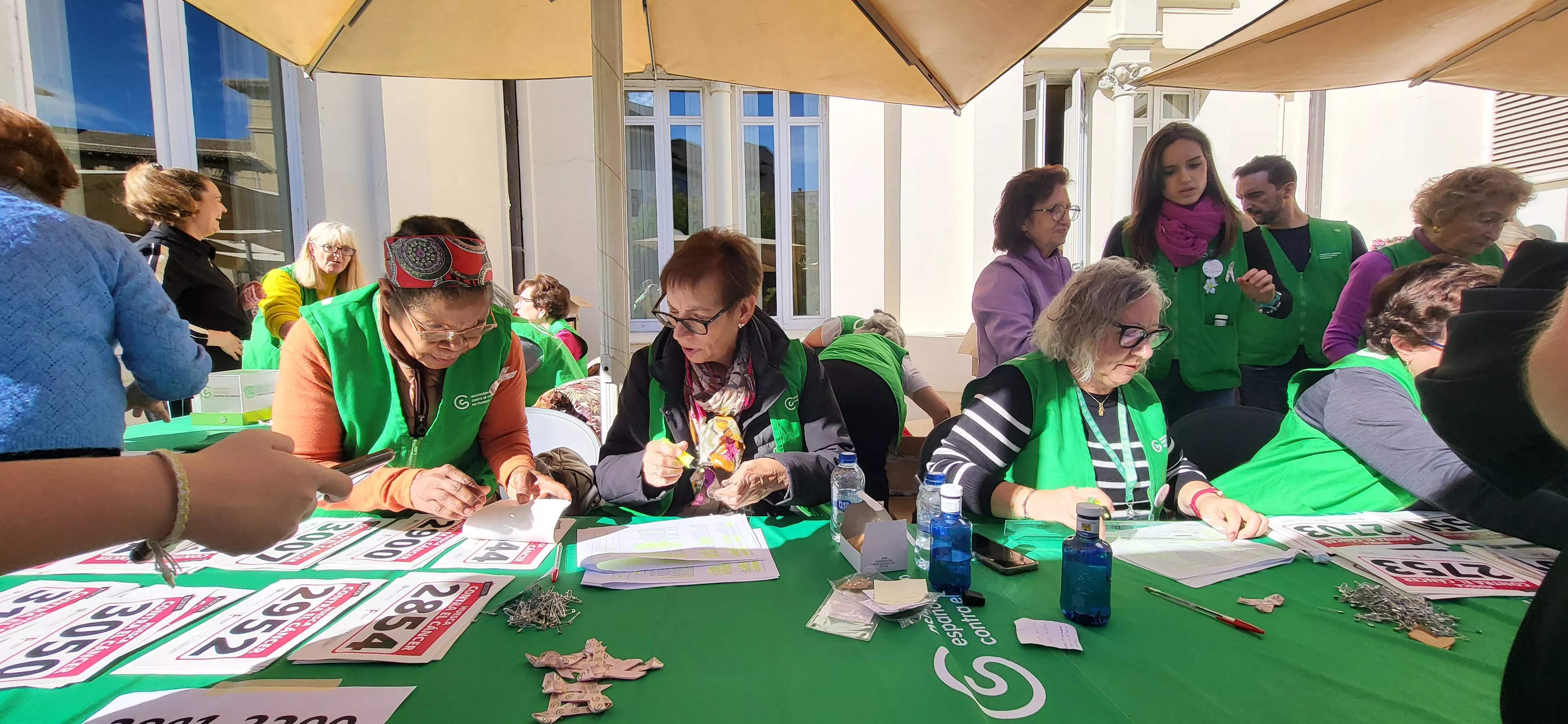 Recogida de dorsales para la carrera Huesca contra el cáncer. Foto Mercedes Manterola