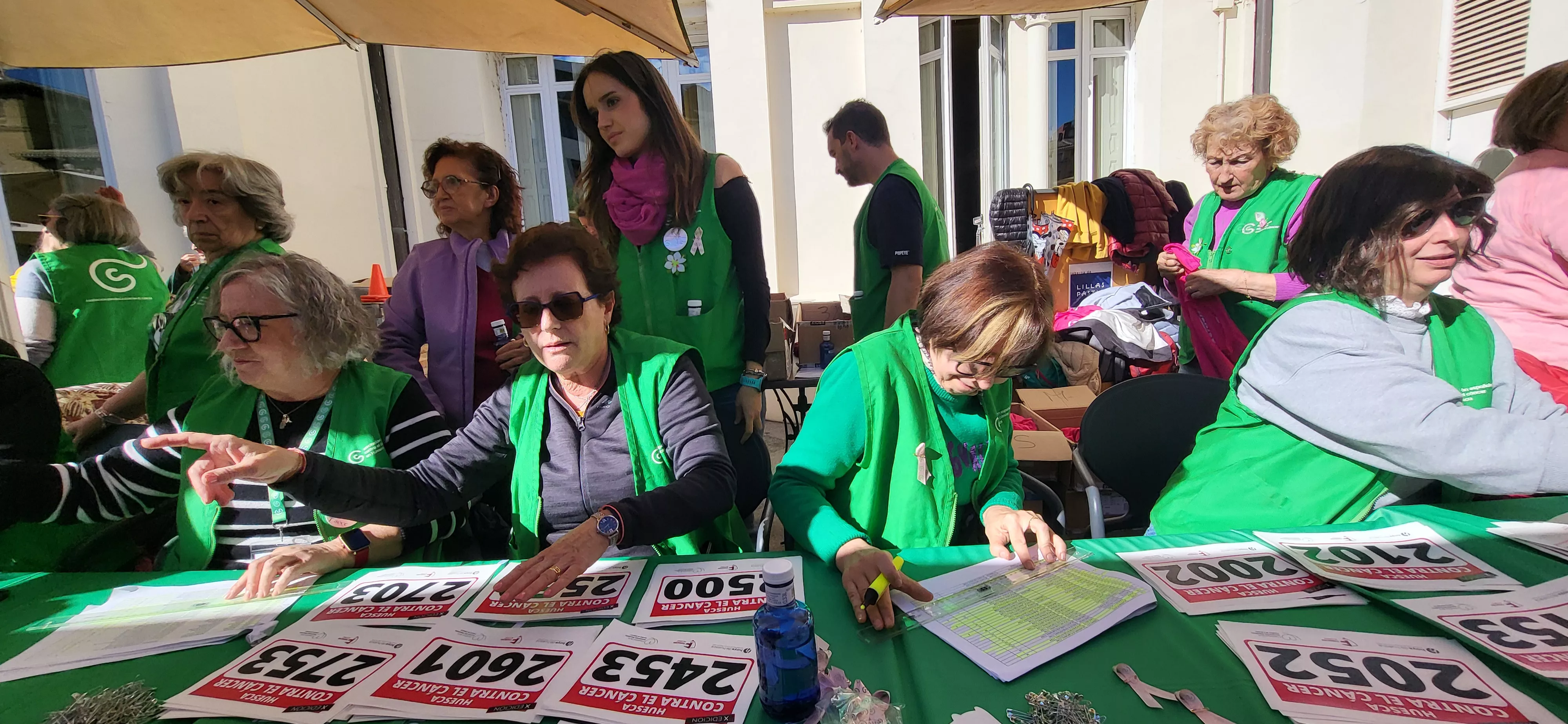 Recogida de dorsales para la carrera Huesca contra el cáncer. Foto Mercedes Manterola