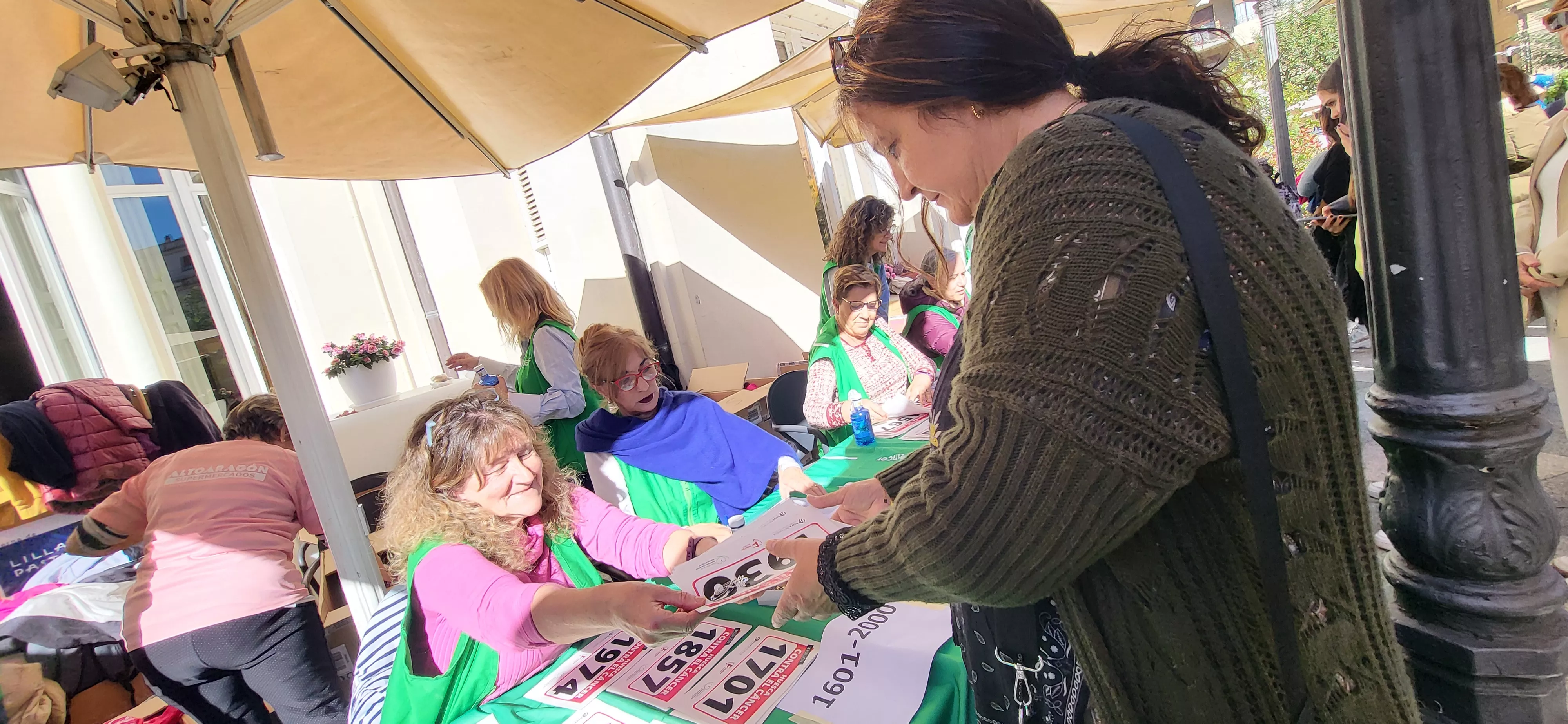 Recogida de dorsales para la carrera Huesca contra el cáncer. Foto Mercedes Manterola