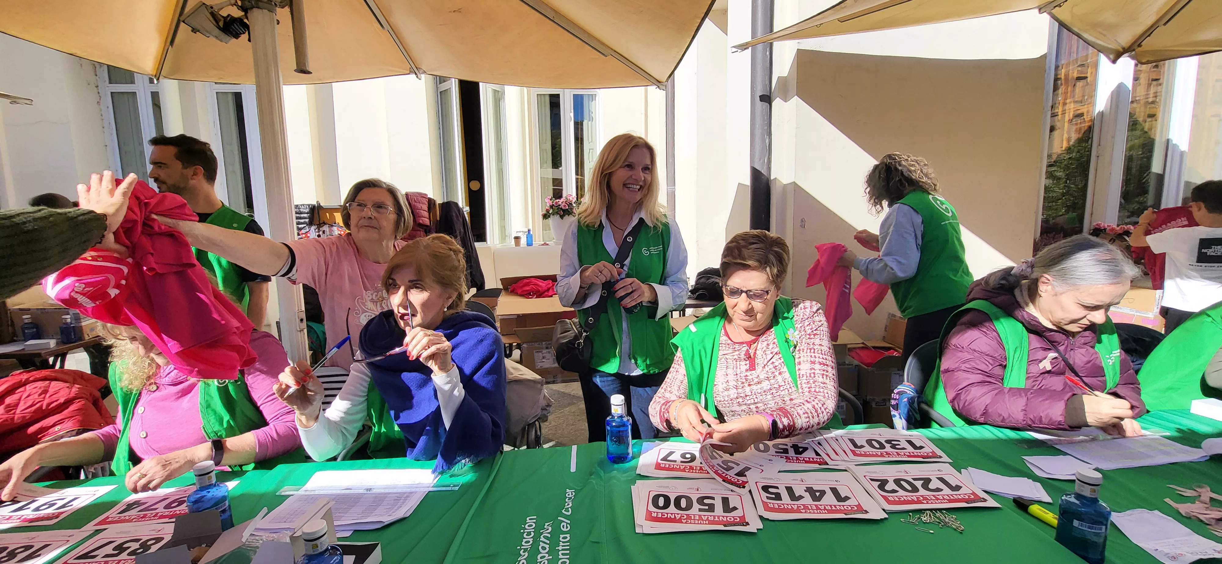 Recogida de dorsales para la carrera Huesca contra el cáncer. Foto Mercedes Manterola