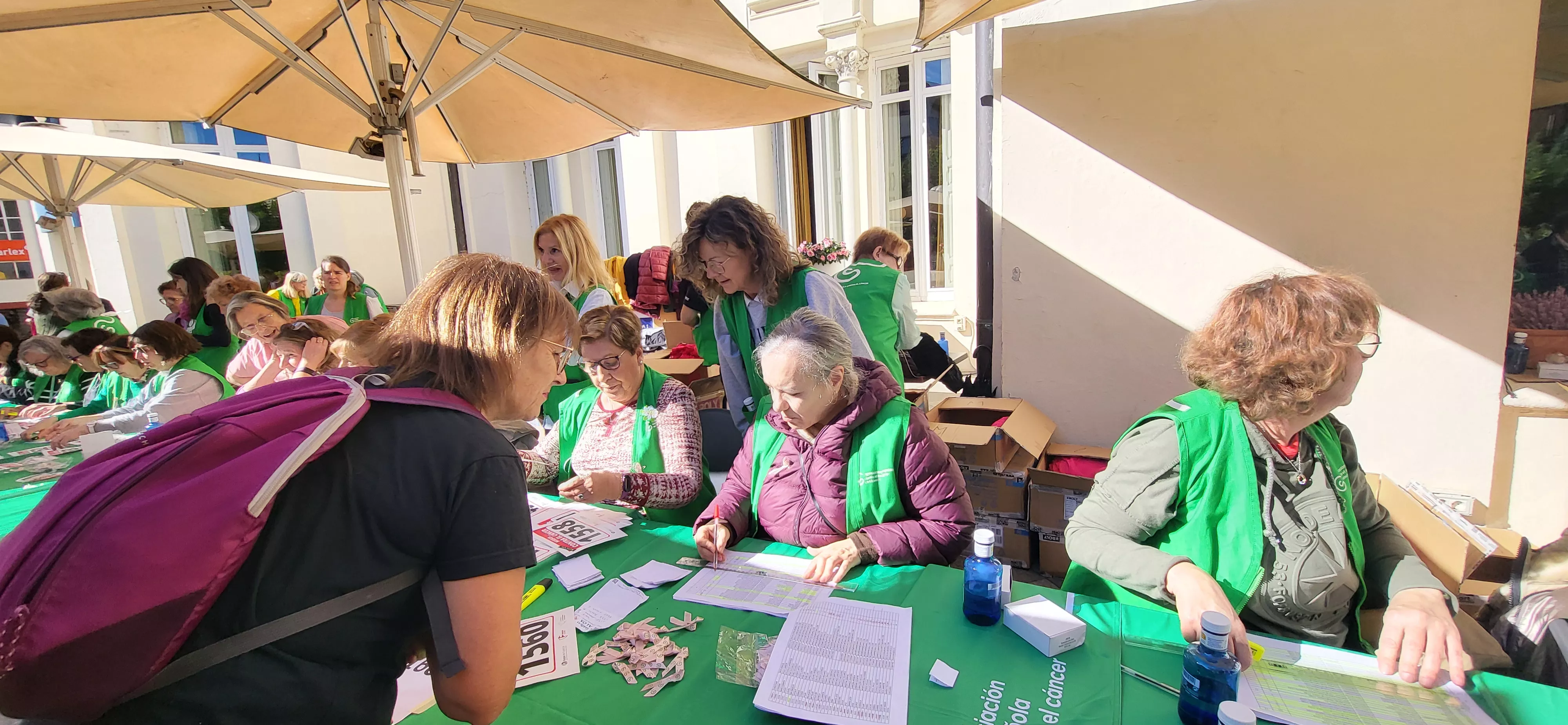 Recogida de dorsales para la carrera Huesca contra el cáncer. Foto Mercedes Manterola