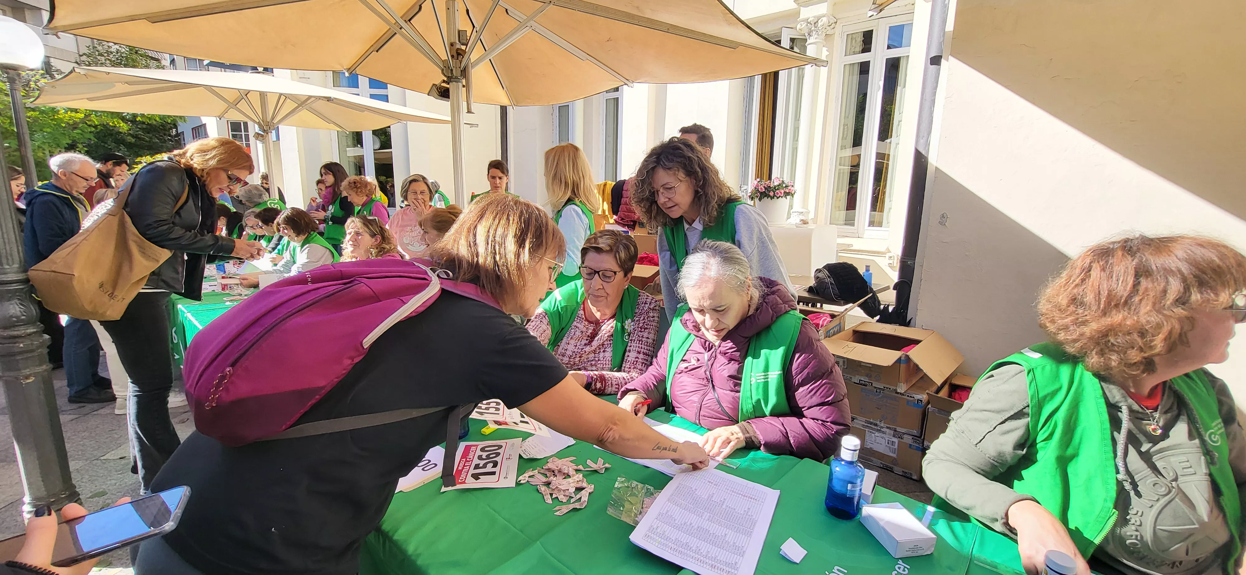 Recogida de dorsales para la carrera Huesca contra el cáncer. Foto Mercedes Manterola