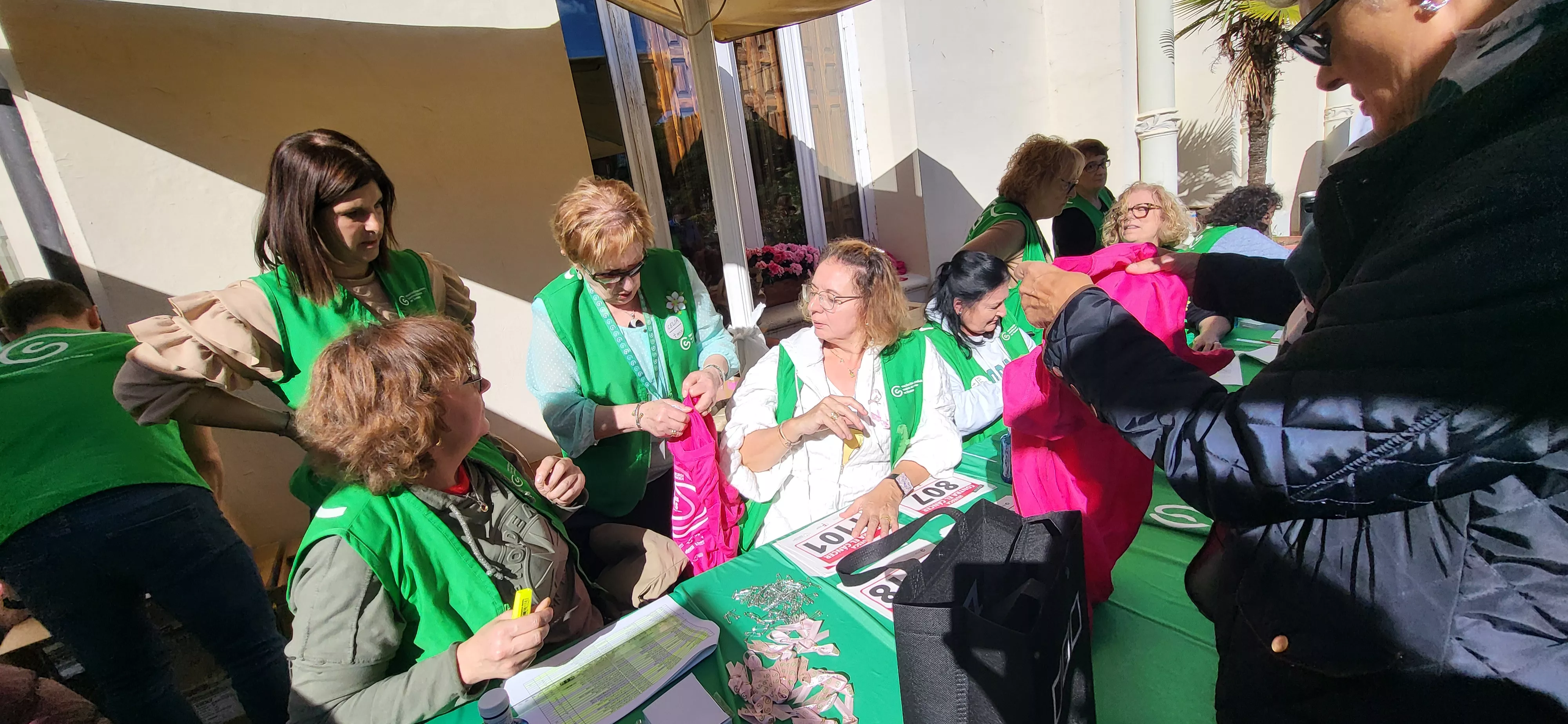 Recogida de dorsales para la carrera Huesca contra el cáncer. Foto Mercedes Manterola