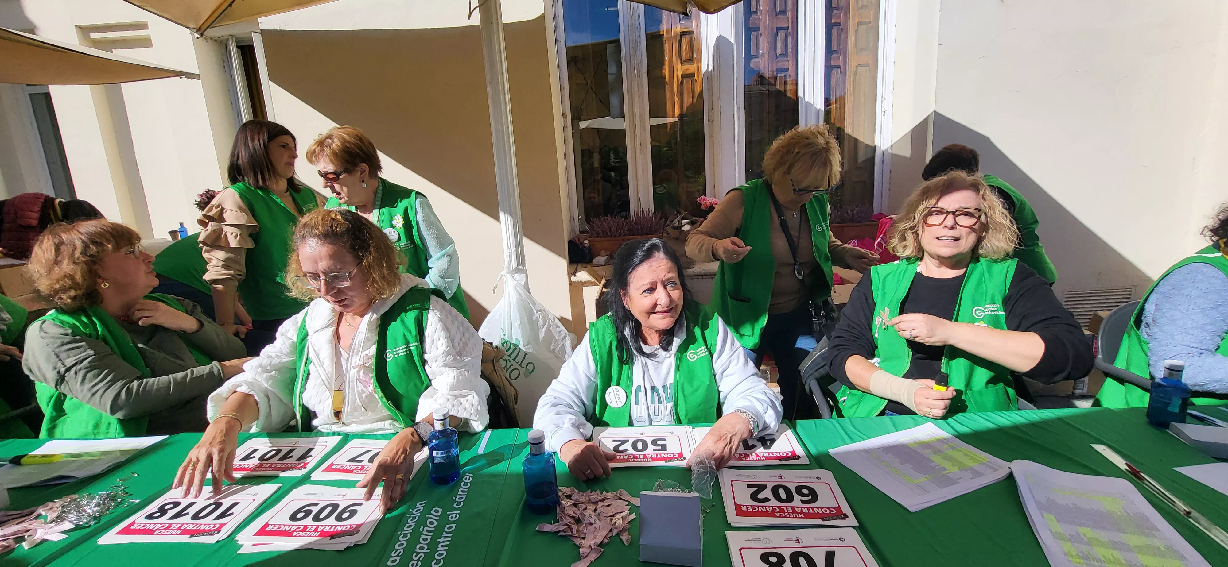 Recogida de dorsales para la carrera Huesca contra el cáncer. Foto Mercedes Manterola