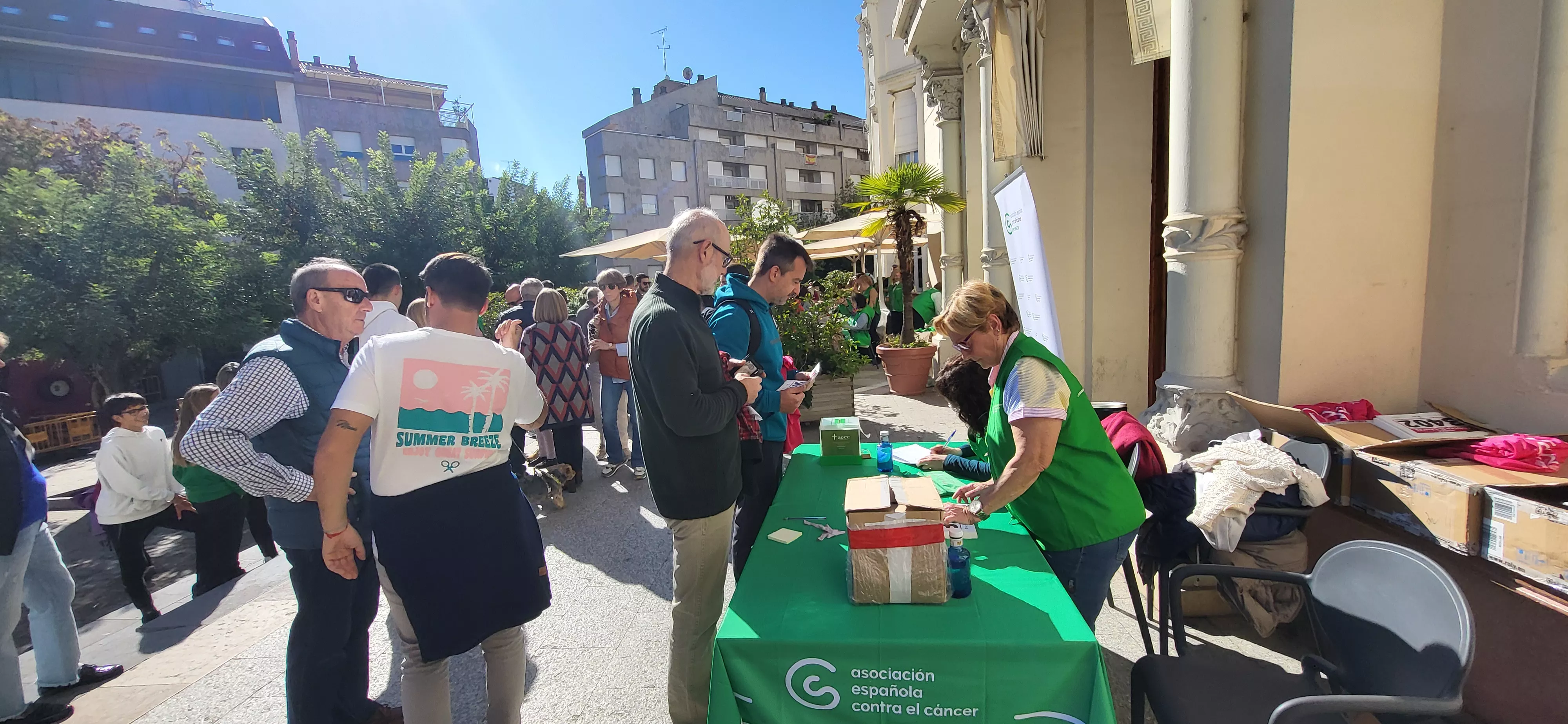 Voluntarios de la Asociación Contra el Cáncer. Foto Mercedes Manterola