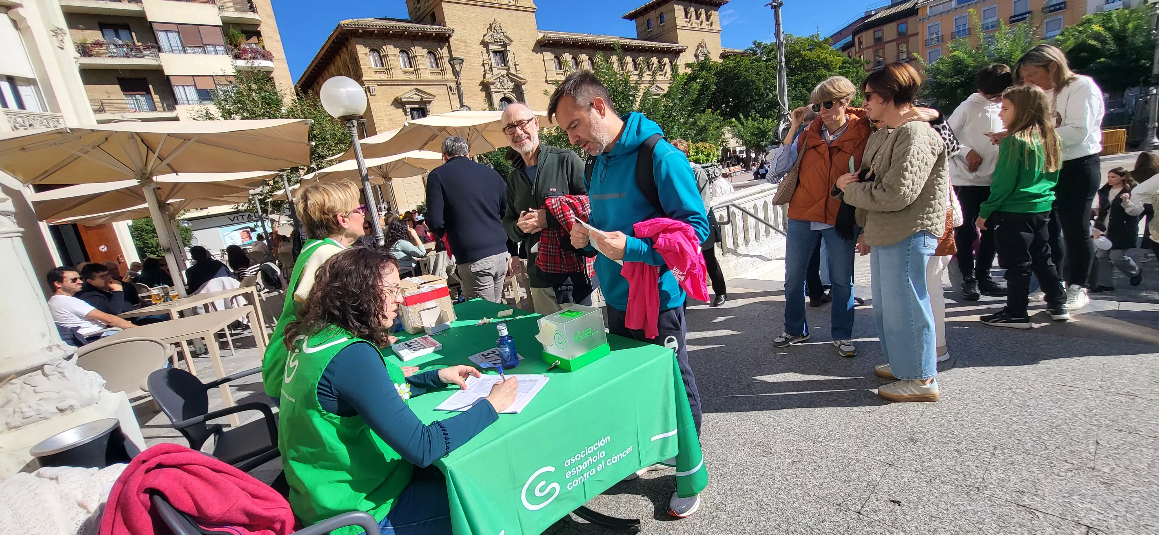 Recogida de dorsales para la carrera Huesca contra el cáncer. Foto Mercedes Manterola