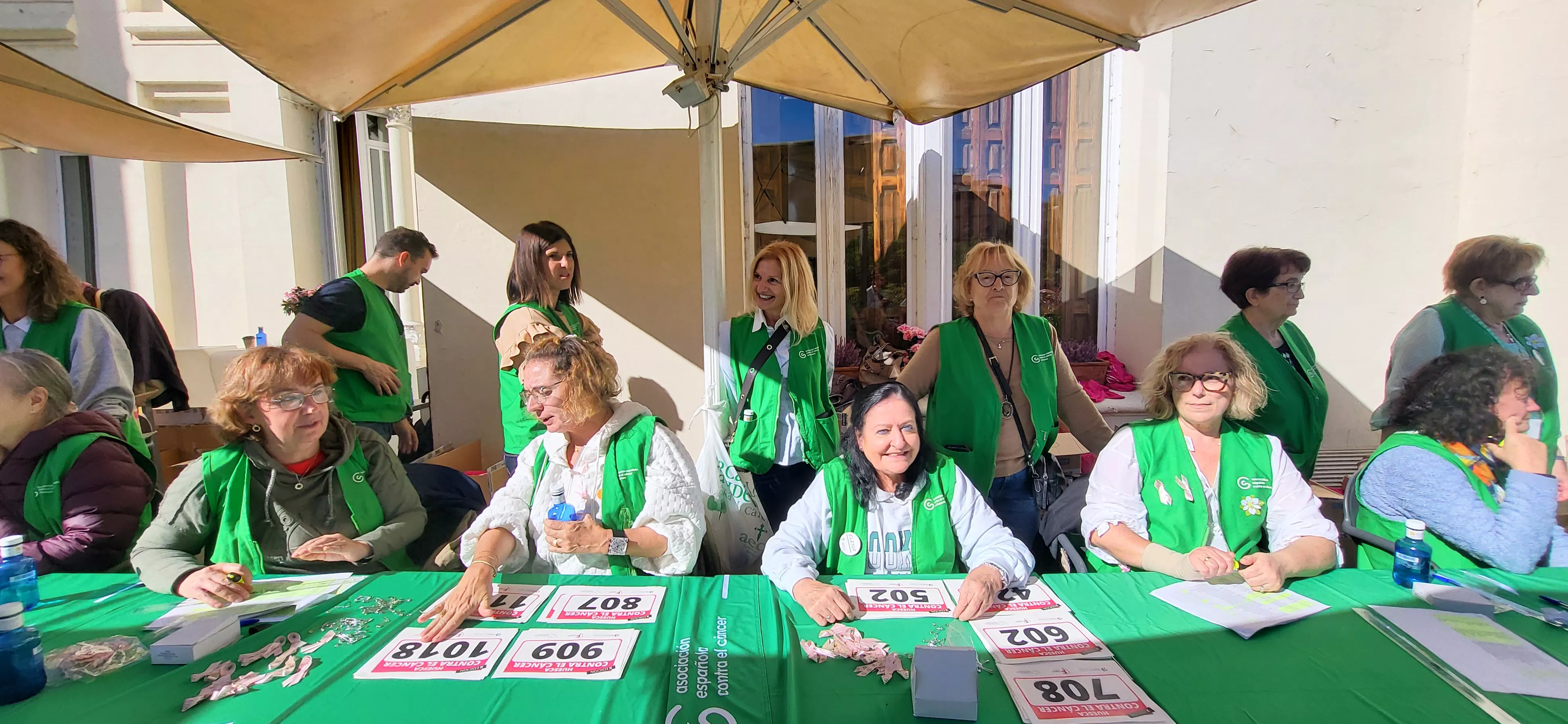 Recogida de dorsales para la carrera Huesca contra el cáncer. Foto Mercedes Manterola