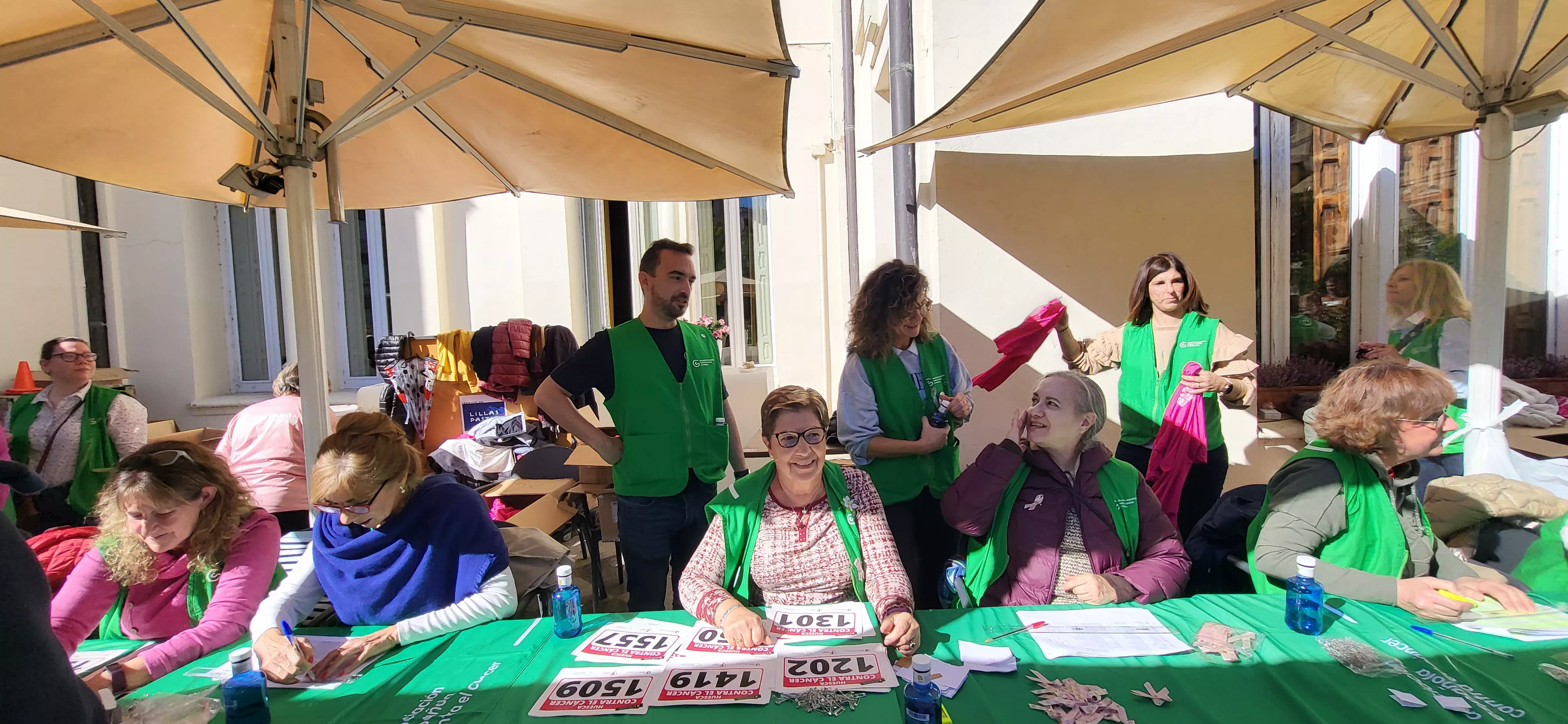 Recogida de dorsales para la carrera Huesca contra el cáncer. Foto Mercedes Manterola