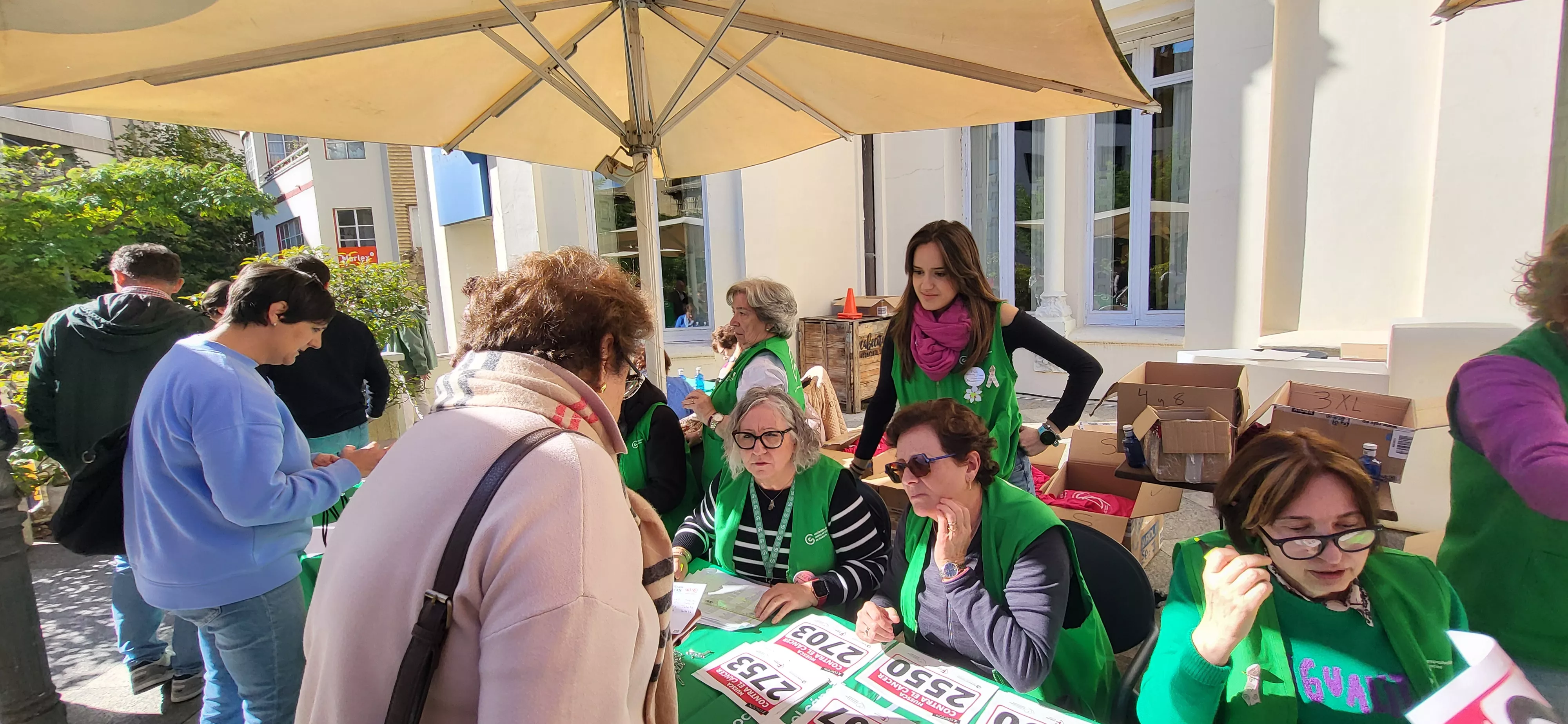 Recogida de dorsales para la carrera Huesca contra el cáncer. Foto Mercedes Manterola