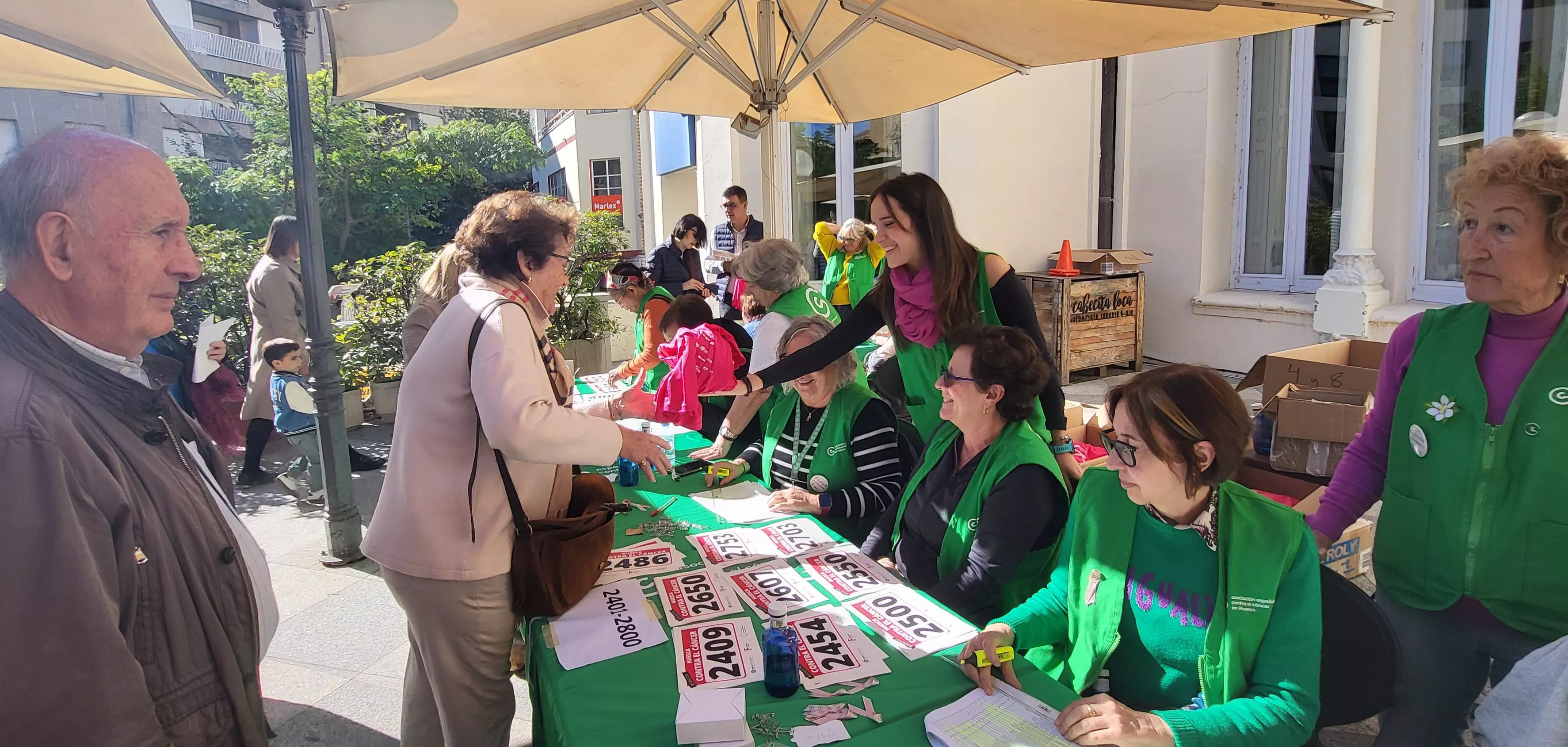 Recogida de dorsales para la carrera Huesca contra el cáncer. Foto Mercedes Manterola
