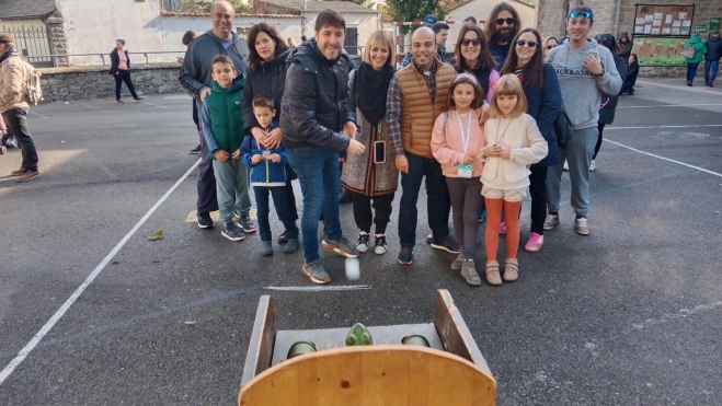Juegos tradicionales en la feria de Biescas, rana. Juegos tradicionales en la feria de Biescas, rana.