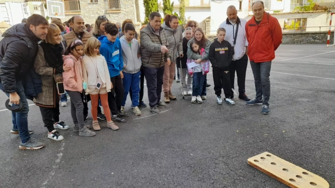 Feria de Biescas, juegos, hoyetes. Feria de Biescas, juegos, hoyetes.